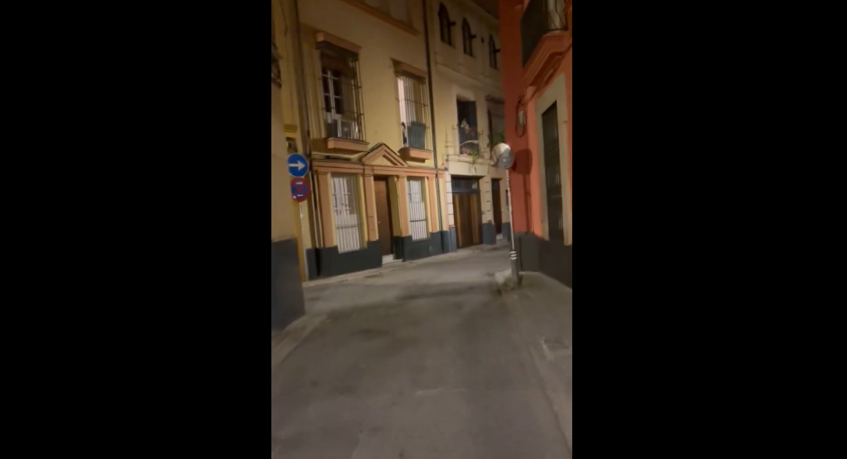 Una imagen de la calle vacía, mientras suenan las 'Spice Girls' a todo volumen en el centro de Sevilla.