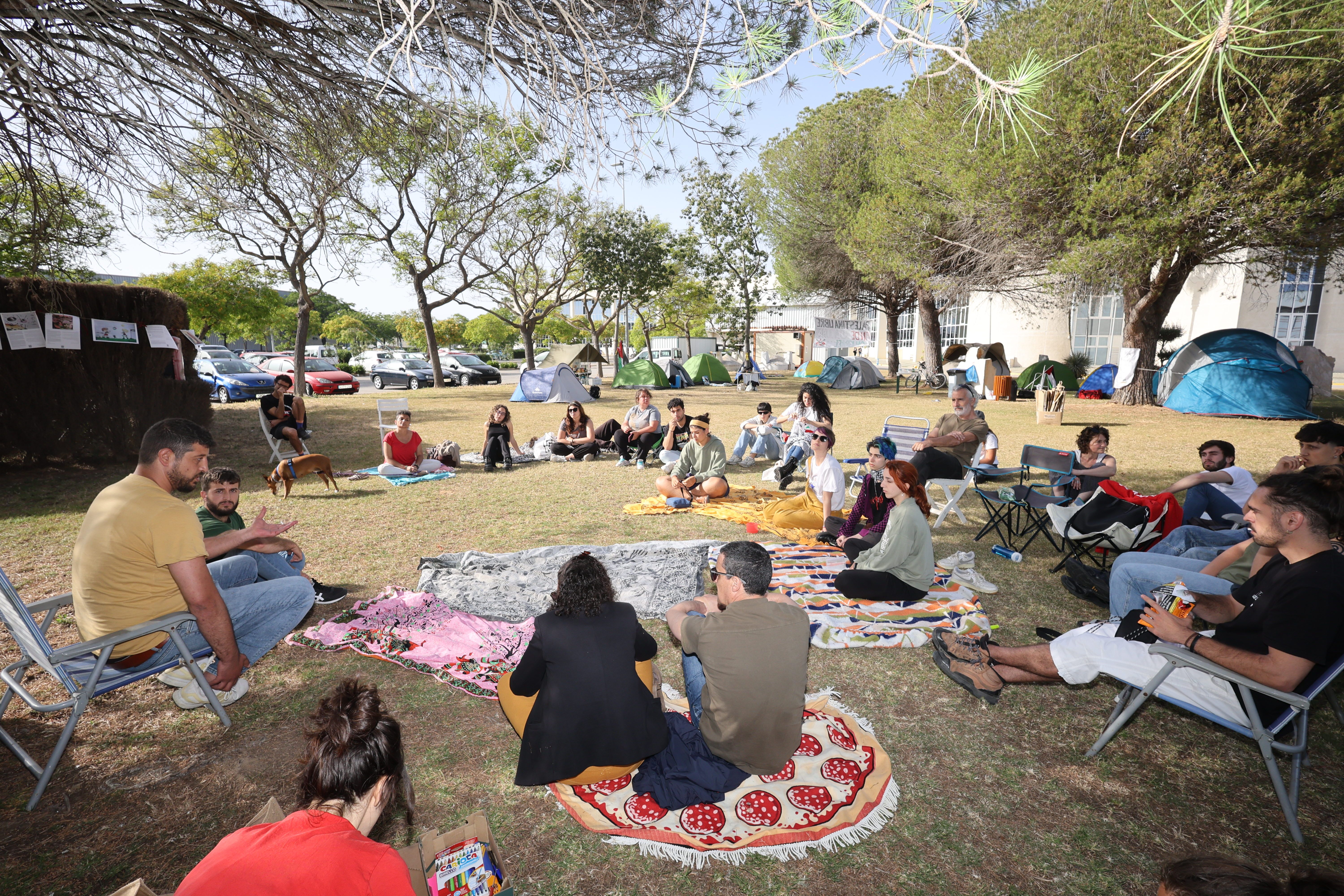 El colectivo de estudiantes acampado en el Campus de Puerto Real de la UCA, durante algunas de las actividades que han realizado este viernes.