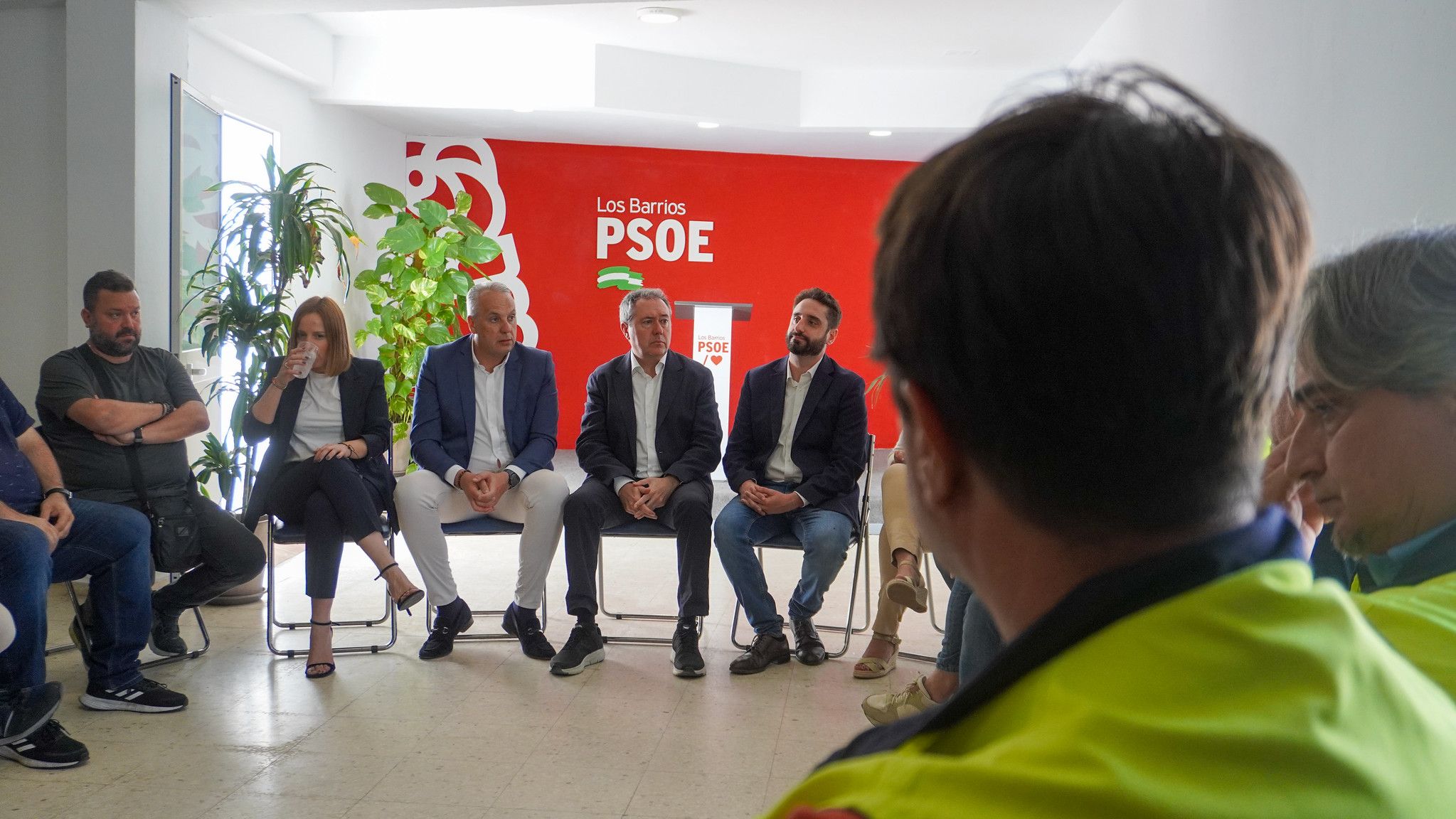 Trabajadores de Acerinox, que intervendrán en el Parlamento tras más de 100 días de huelga, reunidos con dirigentes del PSOE, como Juan Espadas y Juan Carlos Ruiz Boix.