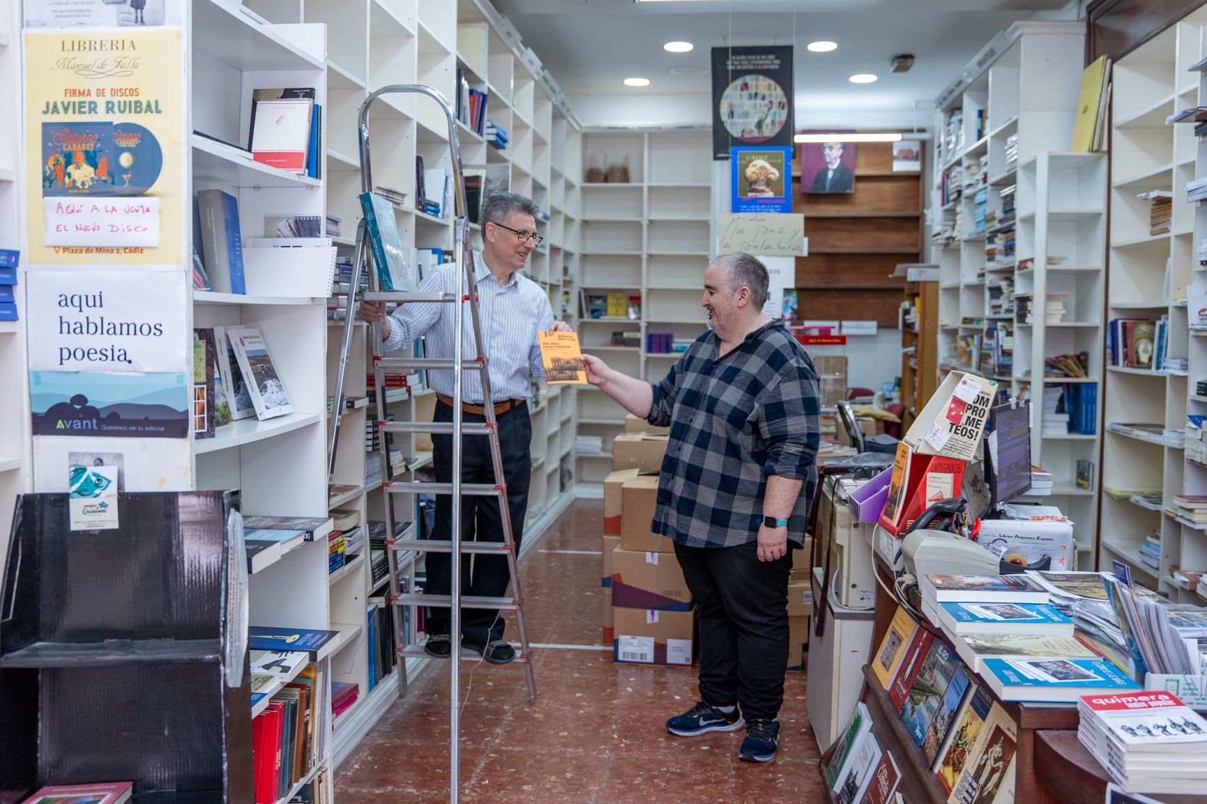 Juan Manuel Fernández cede el testigo de la librería Manuel de Falla a Carlos Porras.