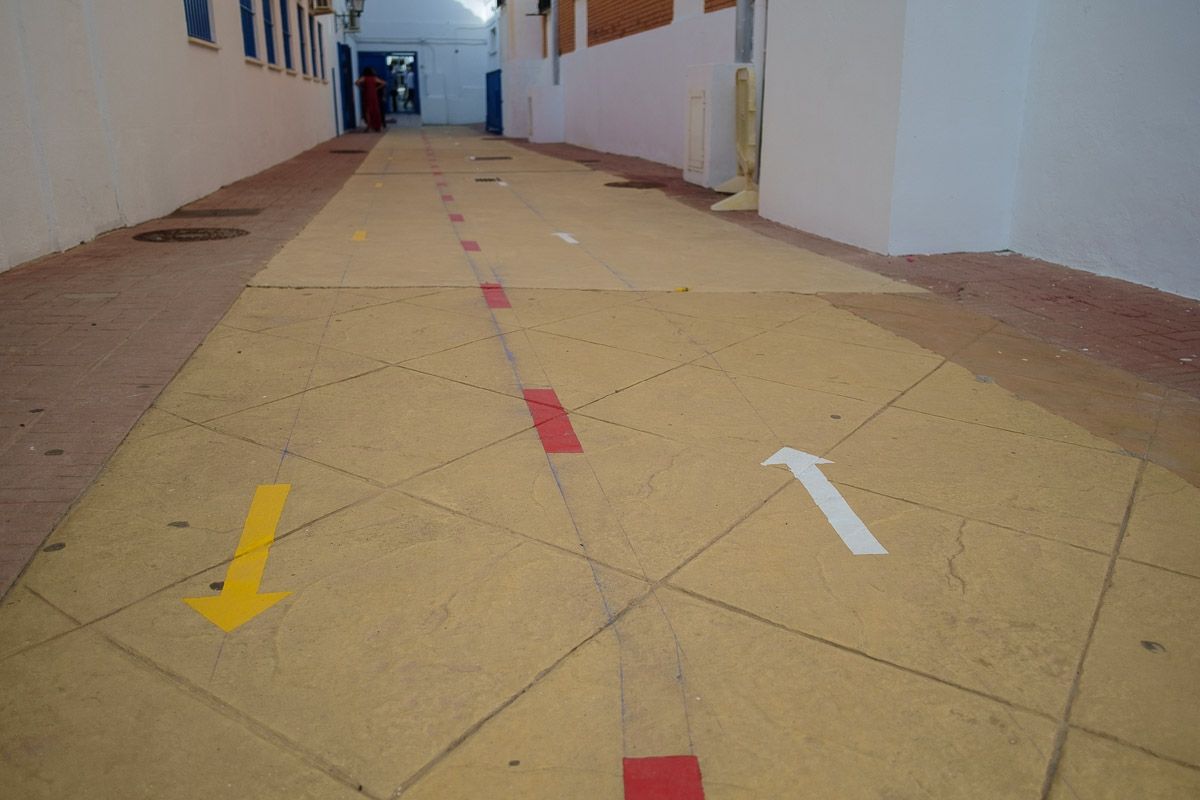Señalizaciones en el suelo, en un colegio público andaluz.