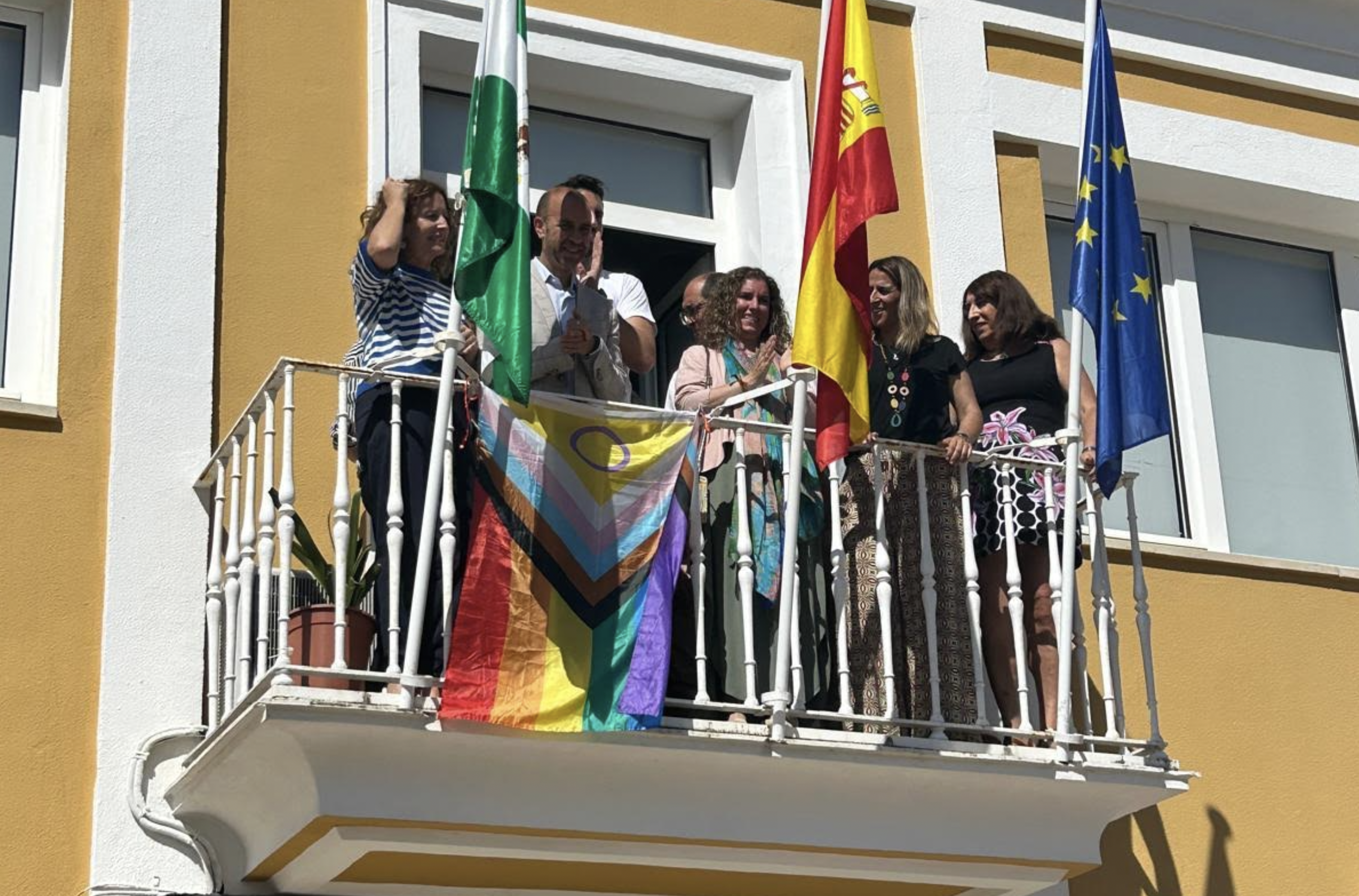 La bandera Arcoíris ondea en Villamartín, donde arranca la nueva edición del Orgullo Serrano. 