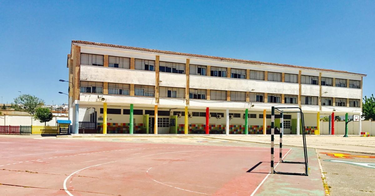 Una imagen del edificio del CEIP San Vicente de Paúl, colegio situado en la zona Sur de Jerez.
