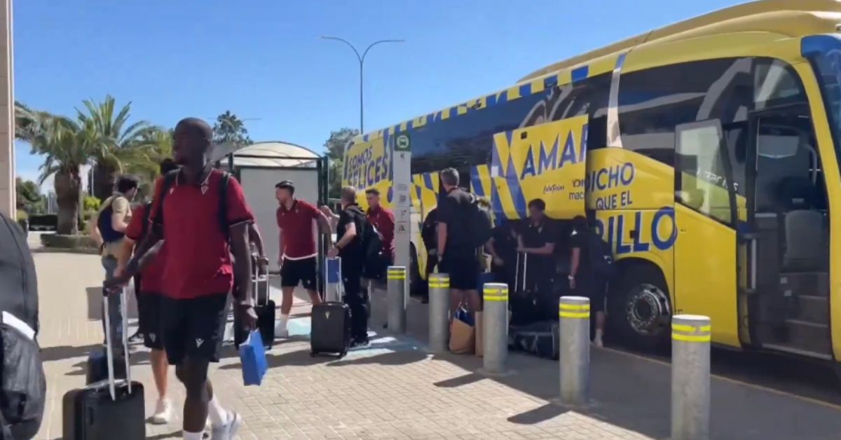 Jugadores del Cádiz CF, bajándose del autobús para coger el avión que les iba a llevar hasta El Salvador.