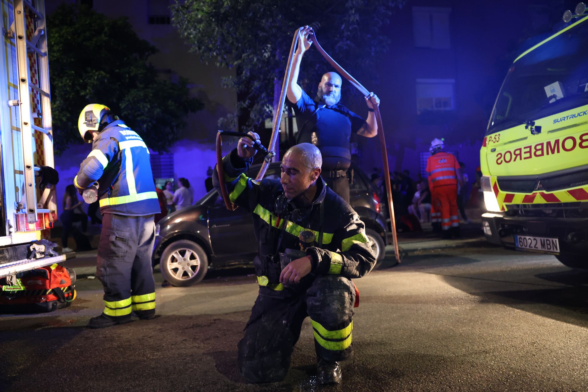Un bombero se refresca tras acceder al inmueble de San Ginés, anoche en Jerez, donde se desató el incendio.