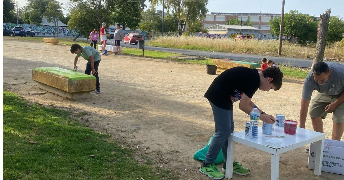 Familias de la barriada San Enrique, arreglando el parque ante el abandono que denuncian del Ayuntamiento.