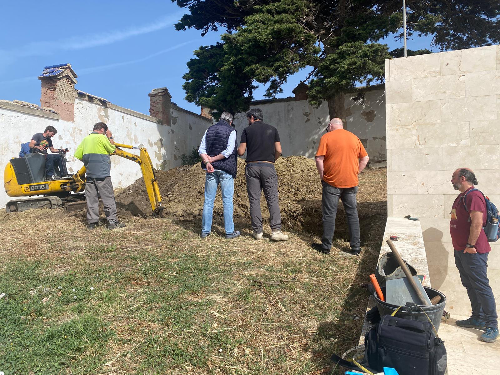 Un momento del inicio de los trabajos este lunes en el cementerio municipal de Tarifa.