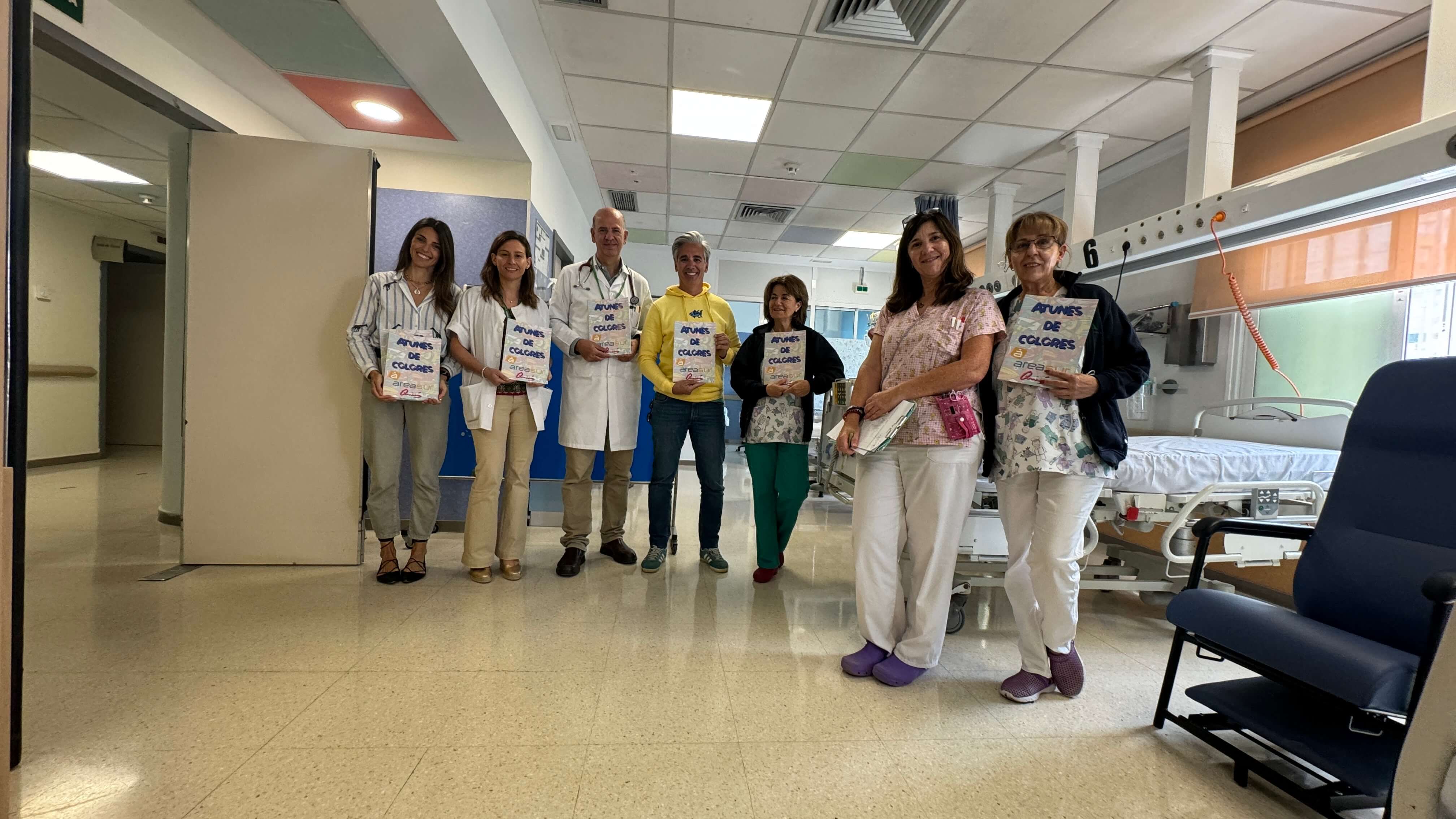  Libros para los pequeños internados en el Hospital de Jerez. Raquel LLamas y Fernando Quirós junto al personal sanitario de pediatría. 