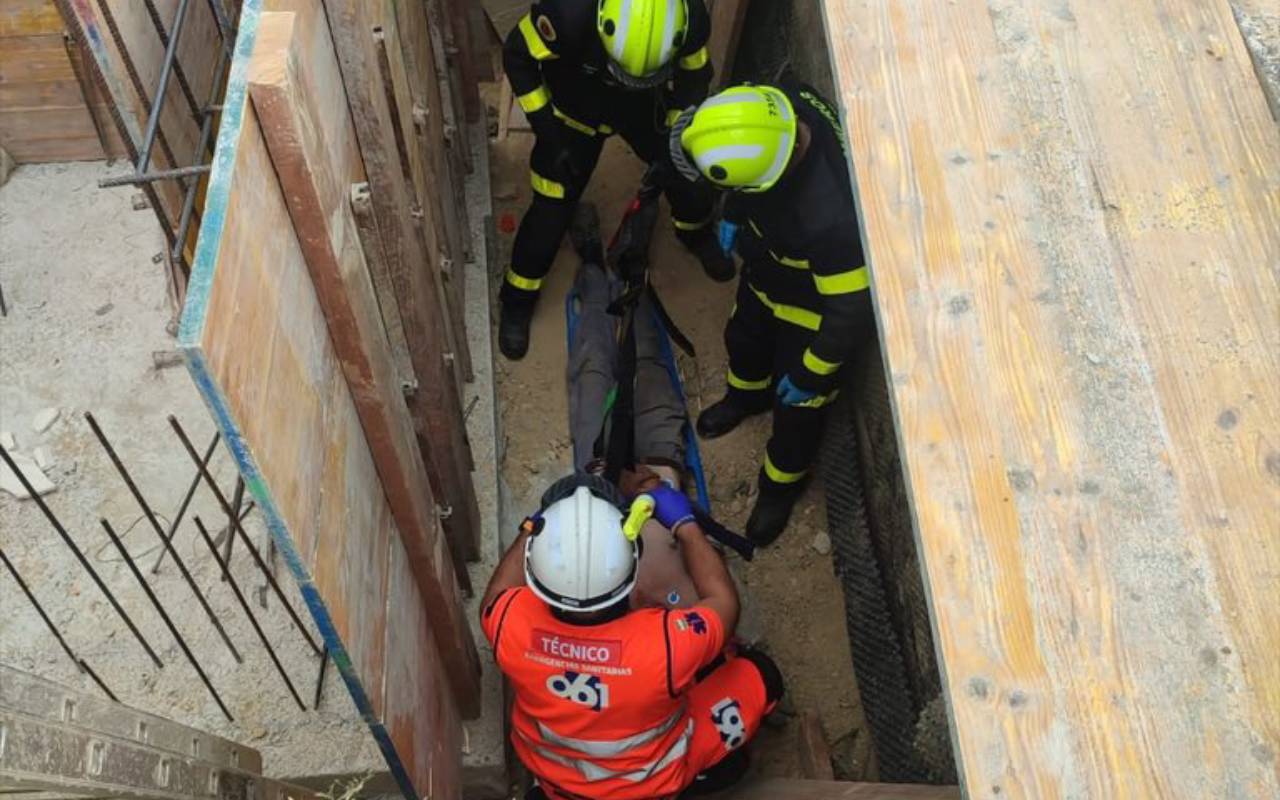 Un momento del rescate del trabajador caído a una zanja en Taraguilla, en San Roque, publicado por el Consorcio de Bomberos de la Provincia de Cádiz en sus redes sociales.