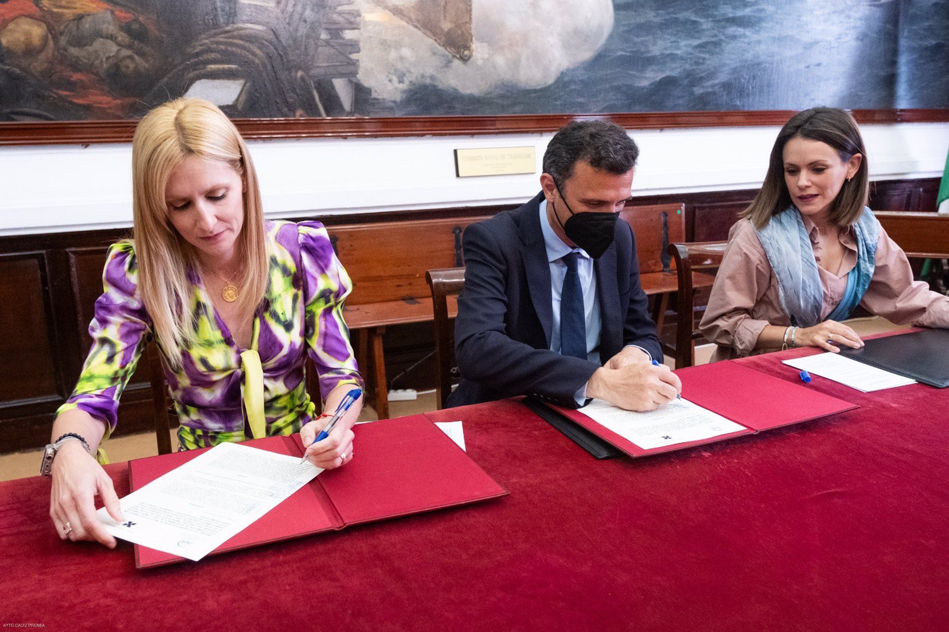Concha Luna, el alcalde de Cádiz y la concejala de Turismo y Comercio, Beatriz Gandullo, durante la firma del acuerdo.