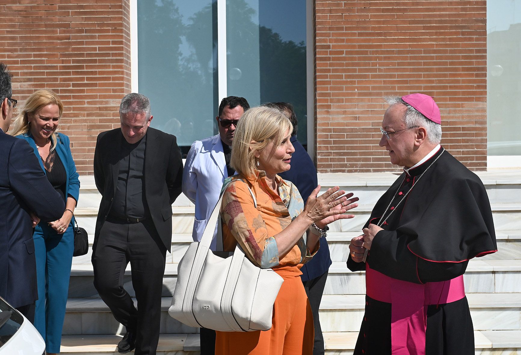 García-Pelayo conversa con el obispo Rico Pavés, este martes en un acto en Jerez.