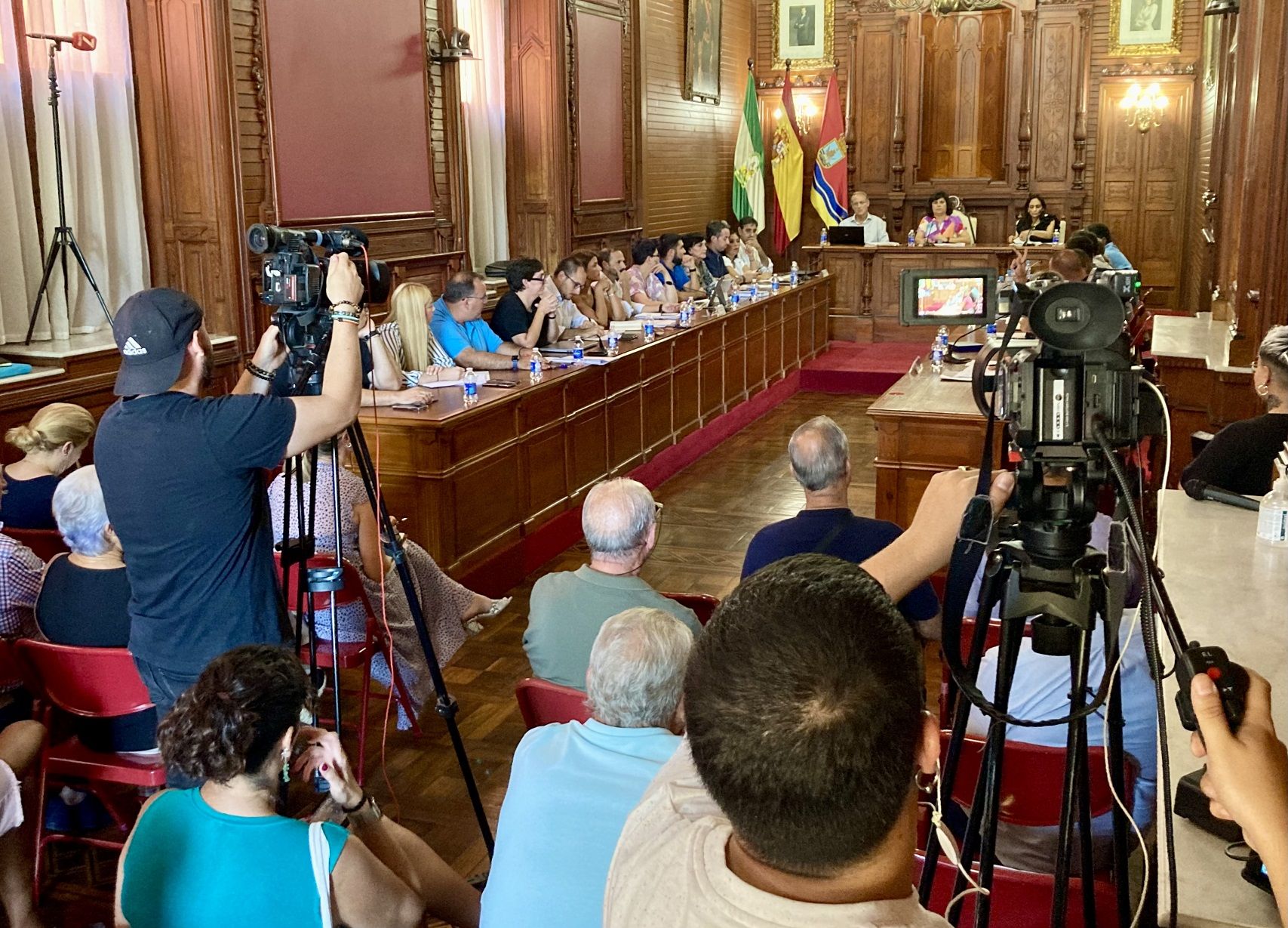 Salón de plenos del Ayuntamiento Sanlúcar durante una sesión ordinaria. 