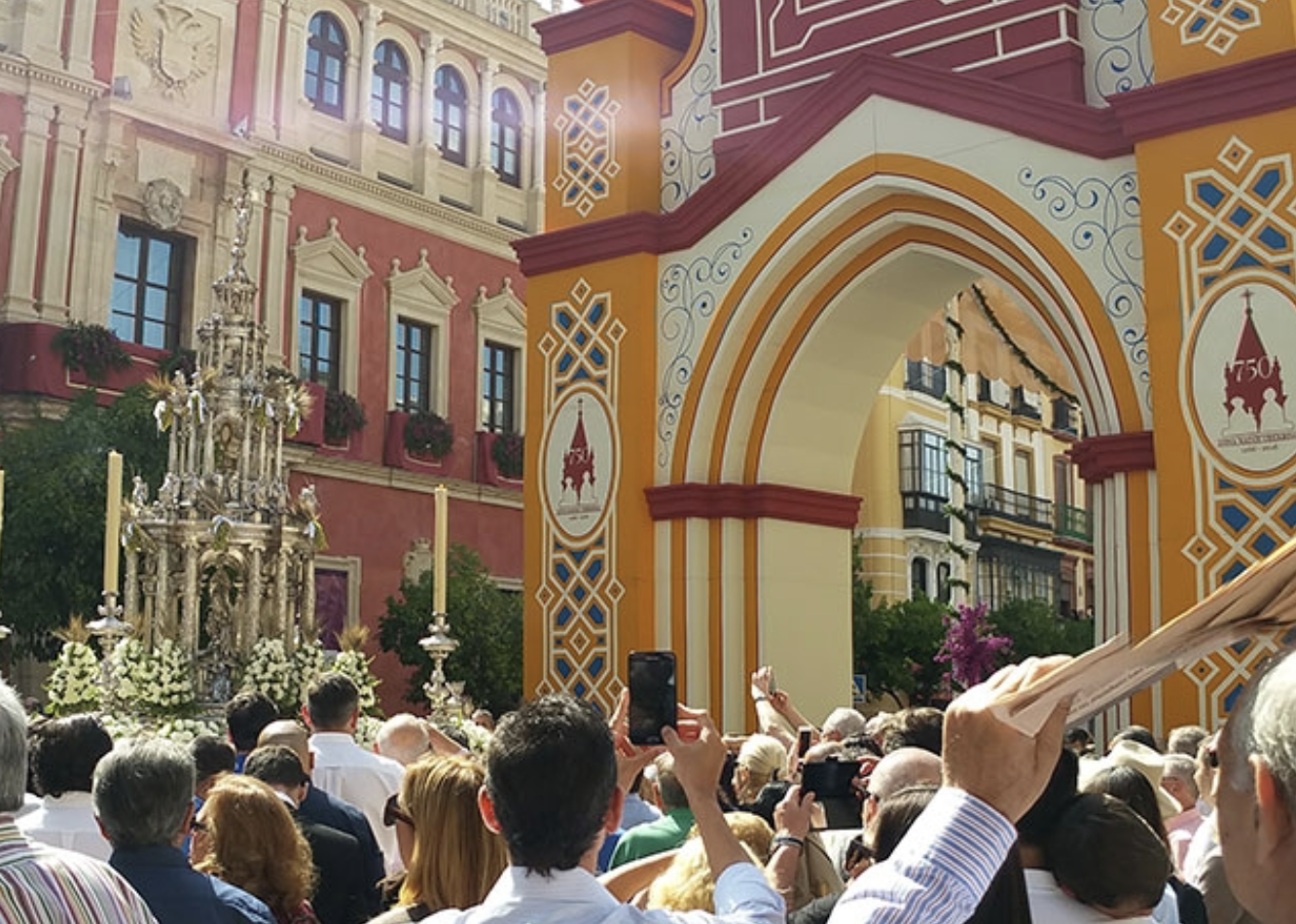 La procesión a su paso por la plaza de San Francisco.