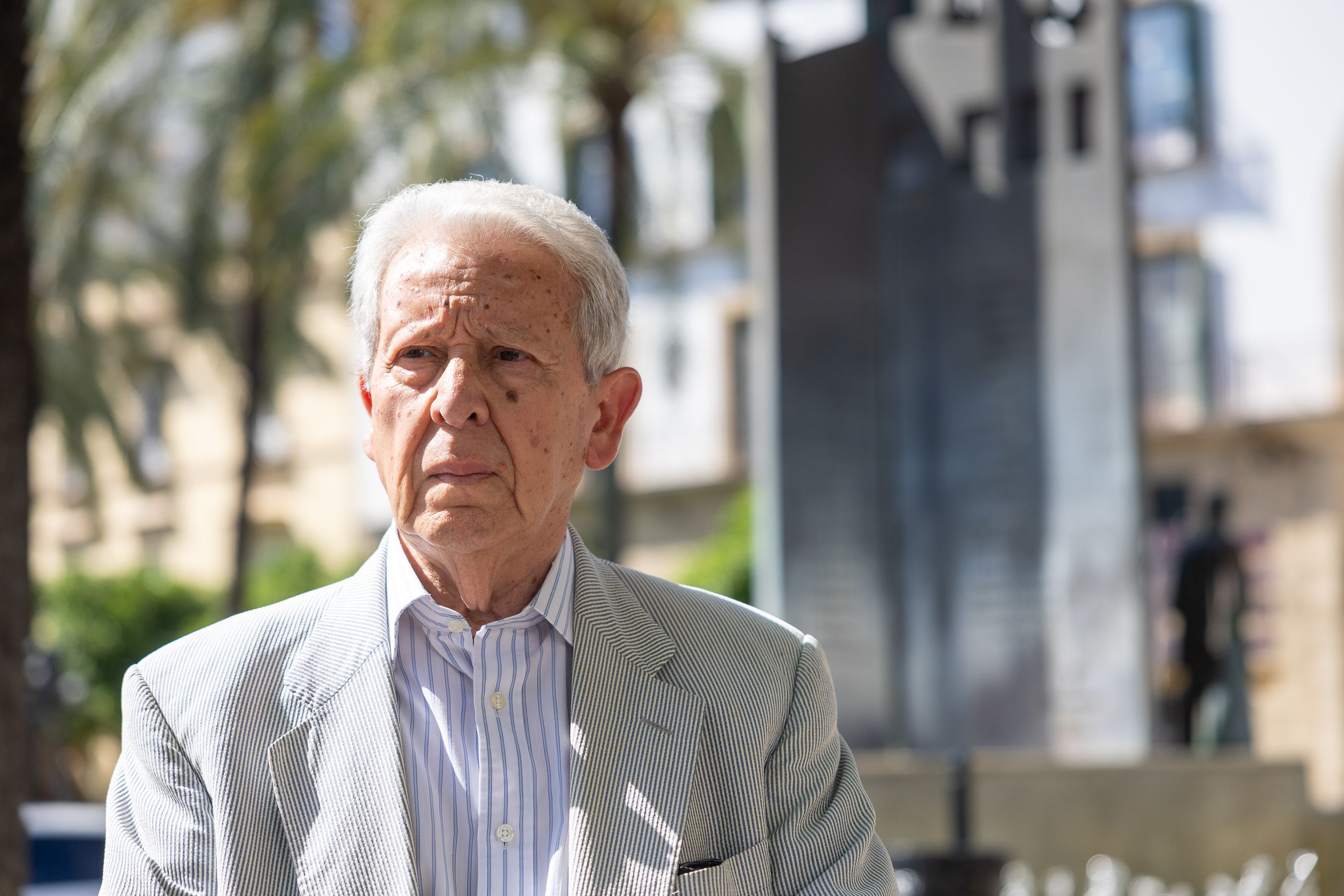 Andrés Luis Cañadas Machado, ante el monumento a las cofradías en Cristina.