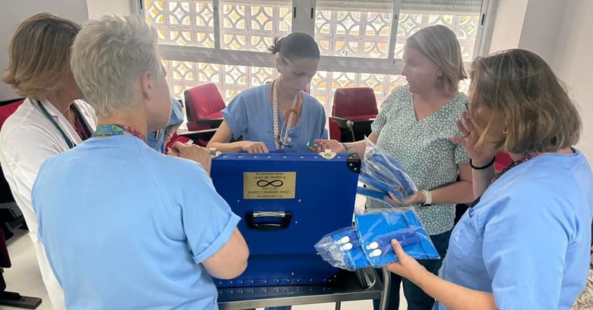 Momento de la donación de la cuna de los abrazos de 'El legado de Oliver'.