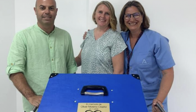 Natalie y Manuel, padres de Oliver, junto a una profesional sanitaria.