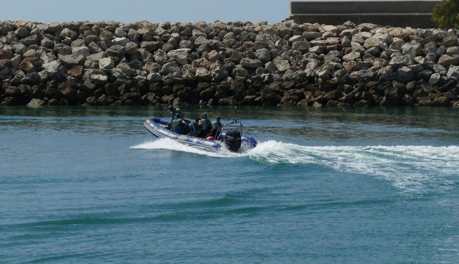 La Guardia Civil, durante la búsqueda del pescador de Rota desaparecido.