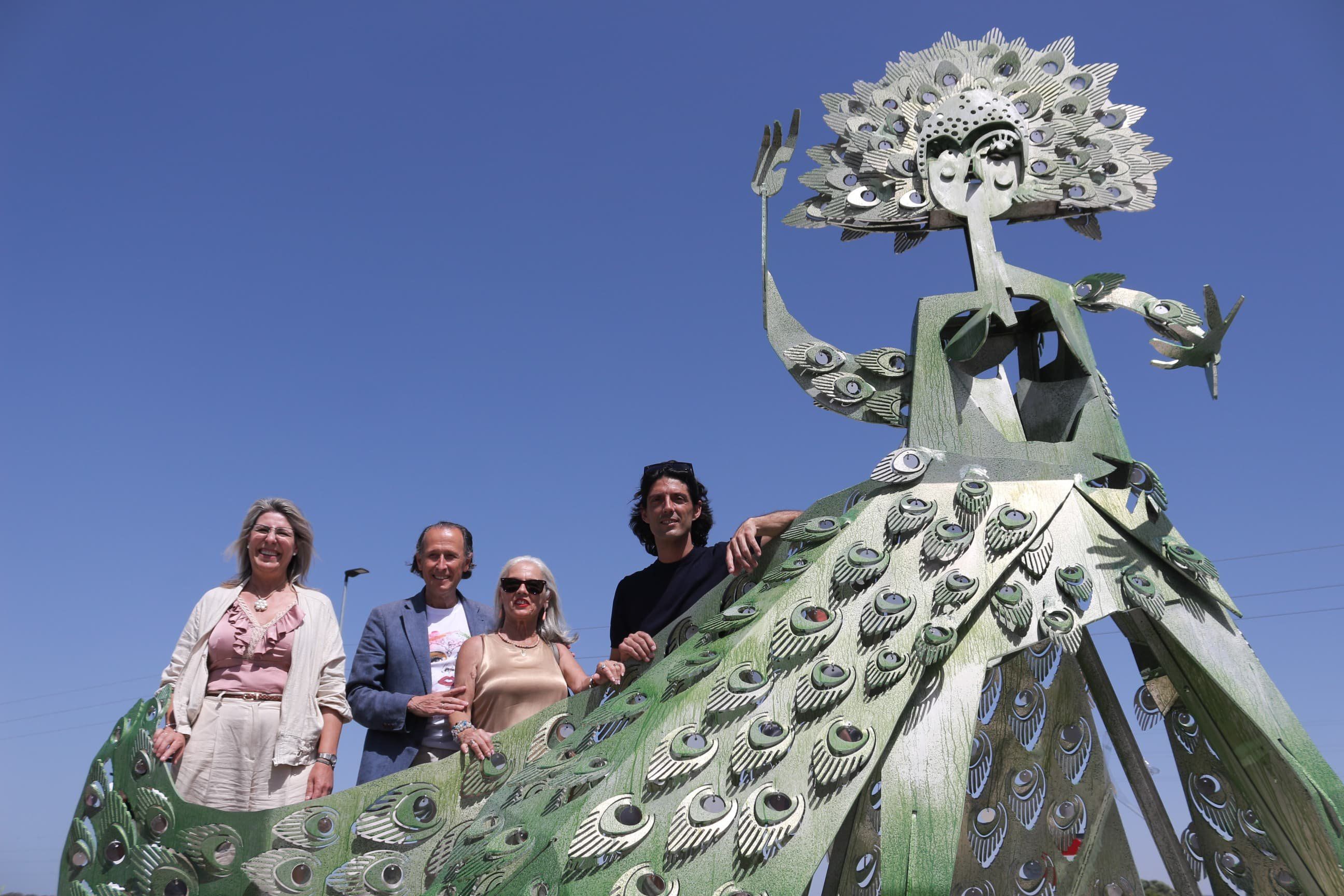 Una rotonda y una escultura para María Jiménez en Chiclana. El alcalde, el hijo y la hermana de la artista junto al autor de la obra. 