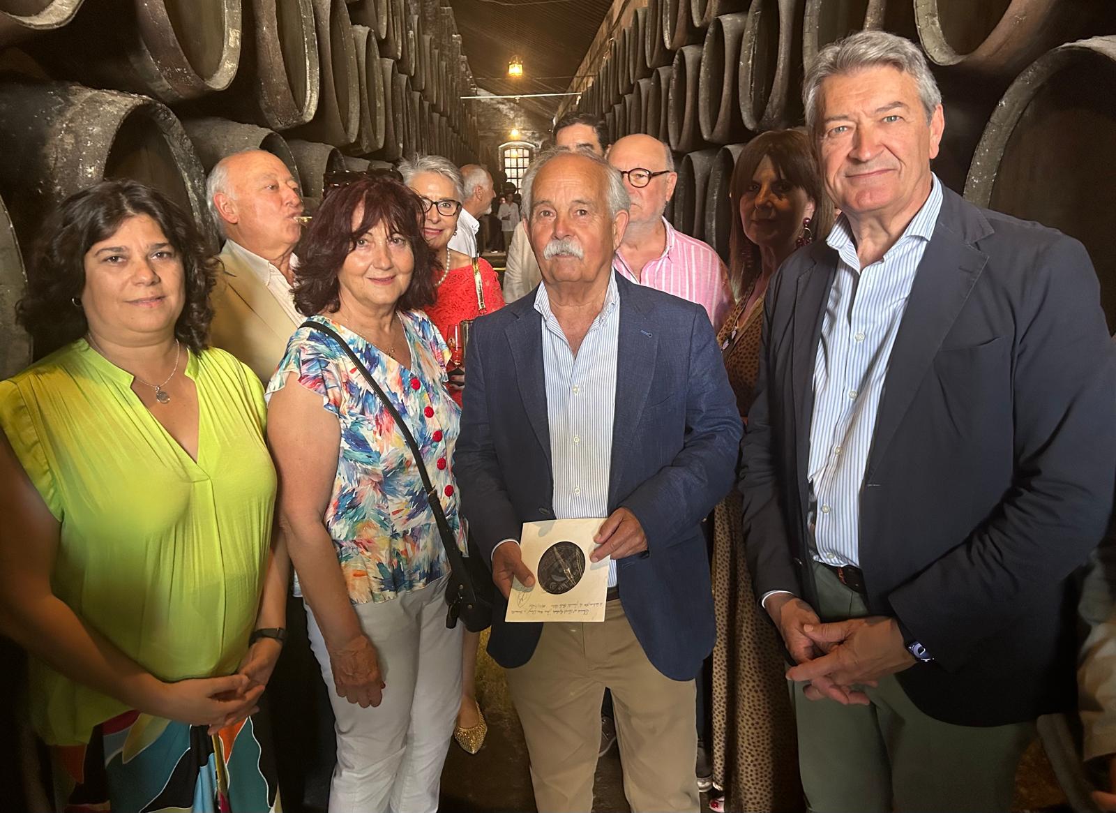 La alcaldesa y el presidente del Consejo Regulador junto al hijo del autor del himno.