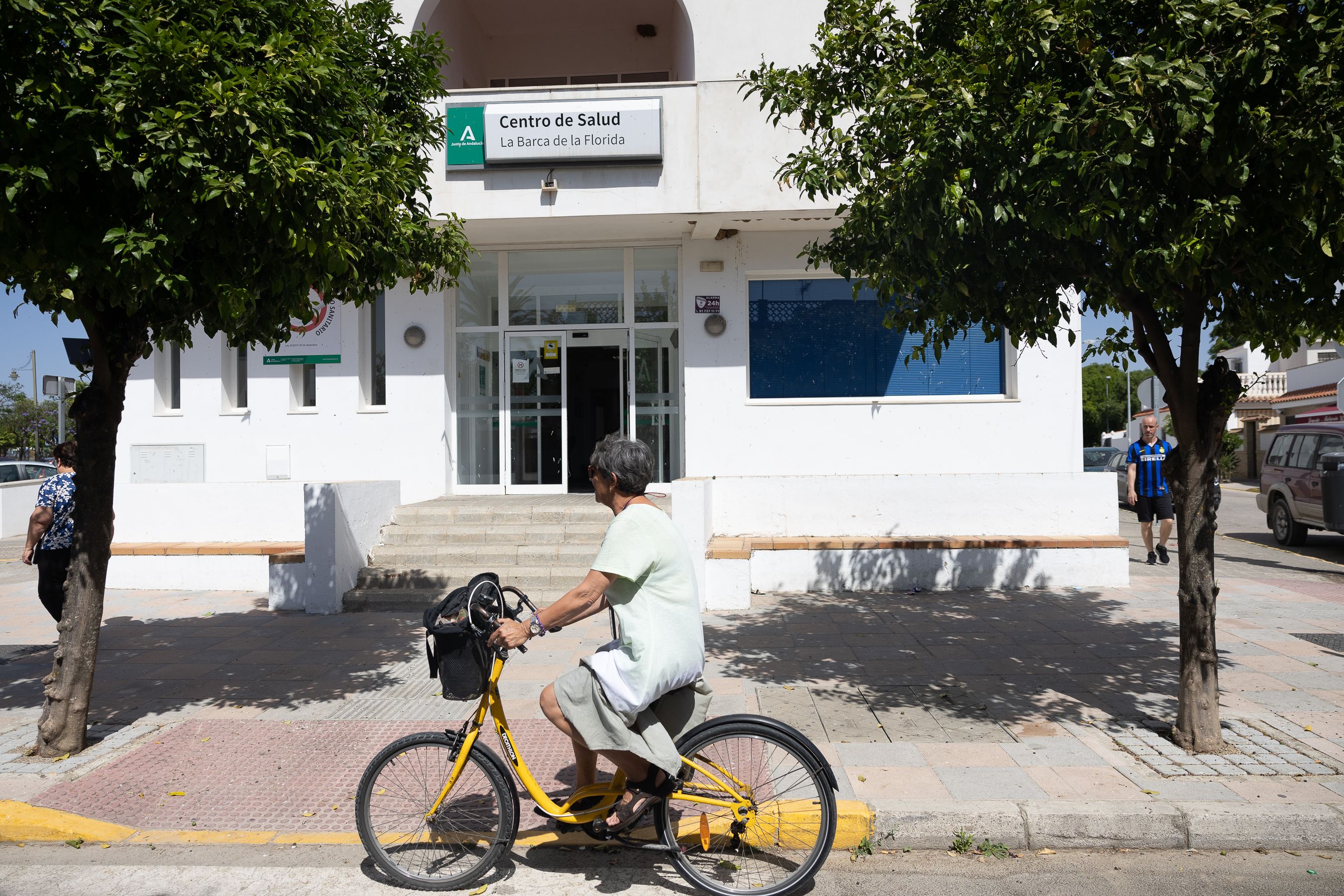 Una persona pasa por delante de un centro de atención primaria.