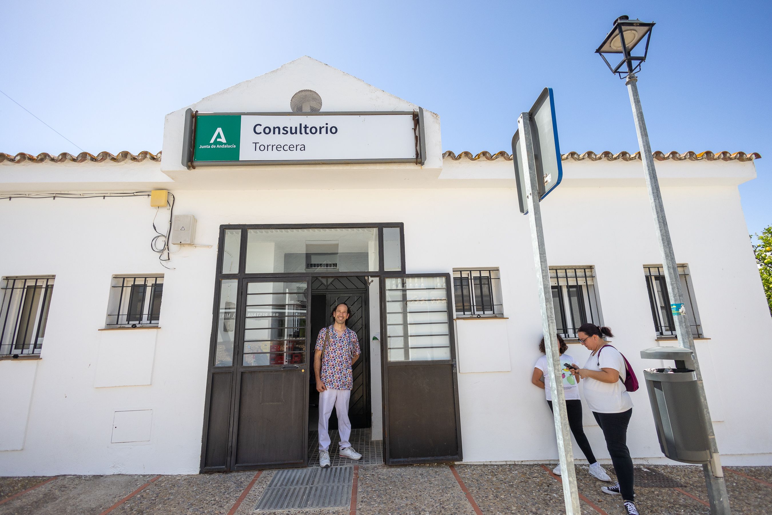 Torrecera es una de las ELAs dependientes de La Barca que se ve afectada por la escasez de médicos. En la imagen, el pediatra José Antonio González en la puerta del consultorio, mientras dos pacientes esperan para ser atendidas.