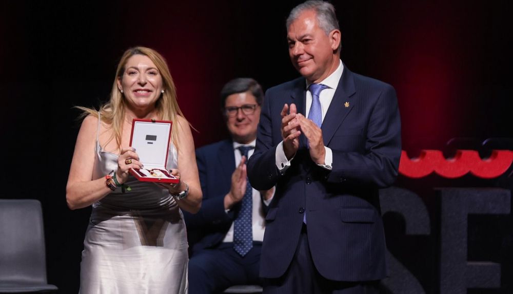 La madre de Olga Carmona recoge la Medalla de Sevilla.
