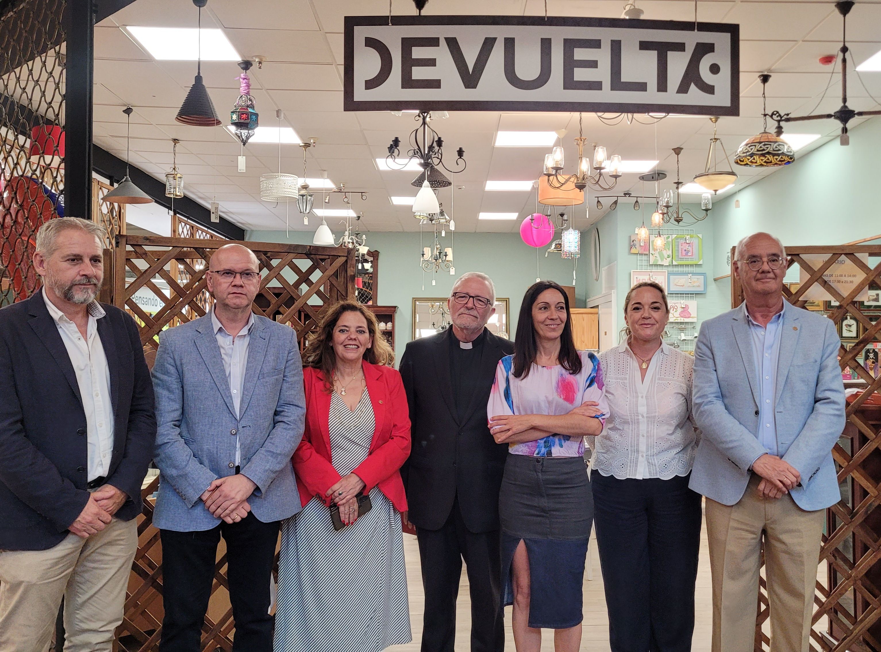 Inauguración de la nueva tienda 'Devuelta' de Cáritas.