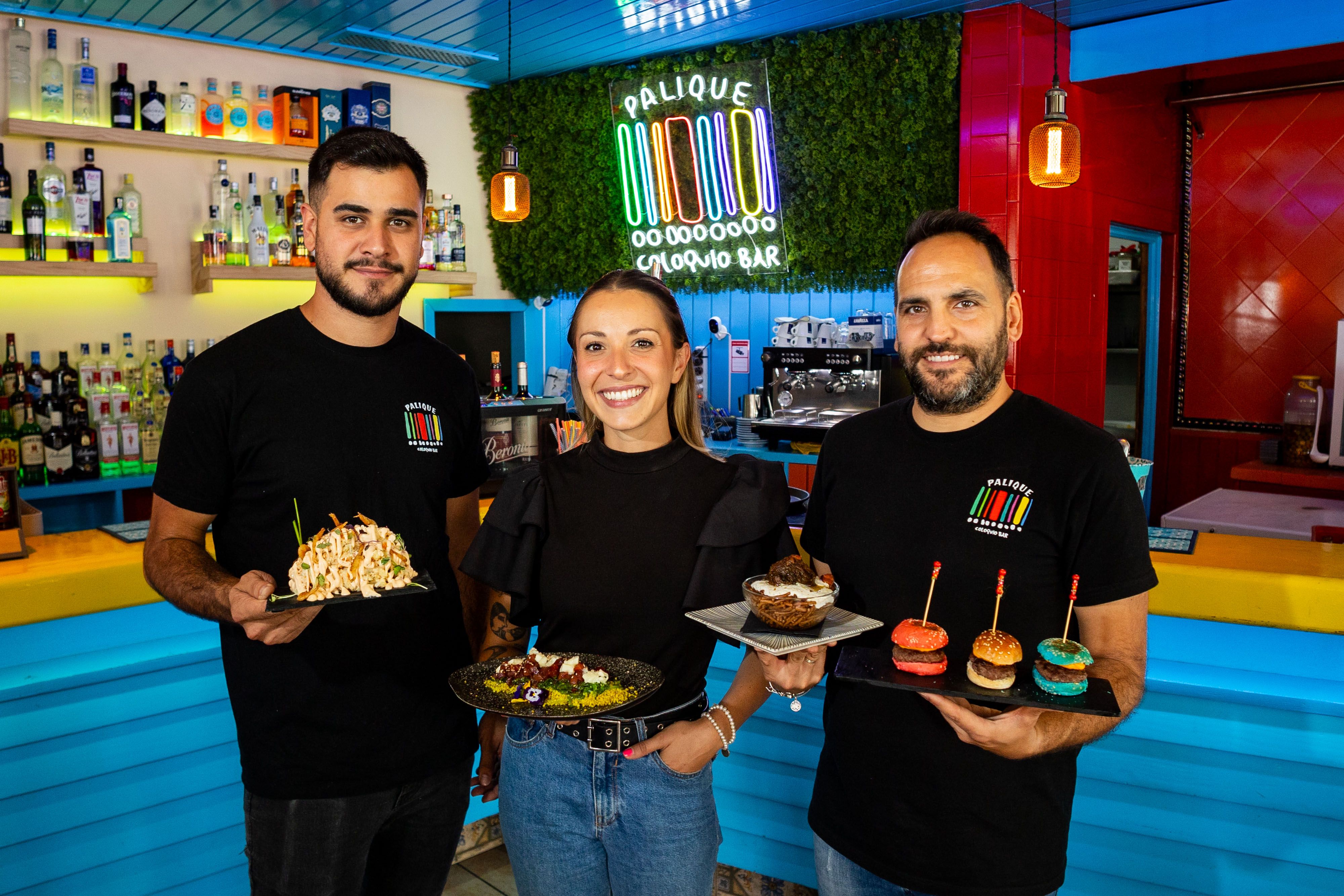 El equipo de Palique, con algunos platos de la carta, en Jerez.