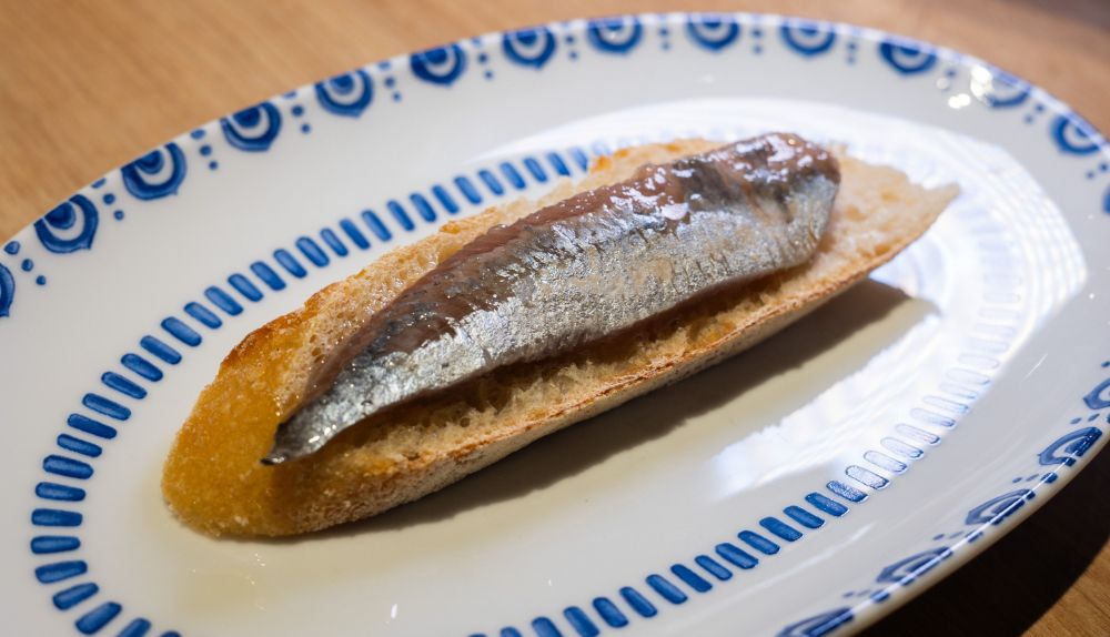 Tosta de lomo de sardina ahumado.