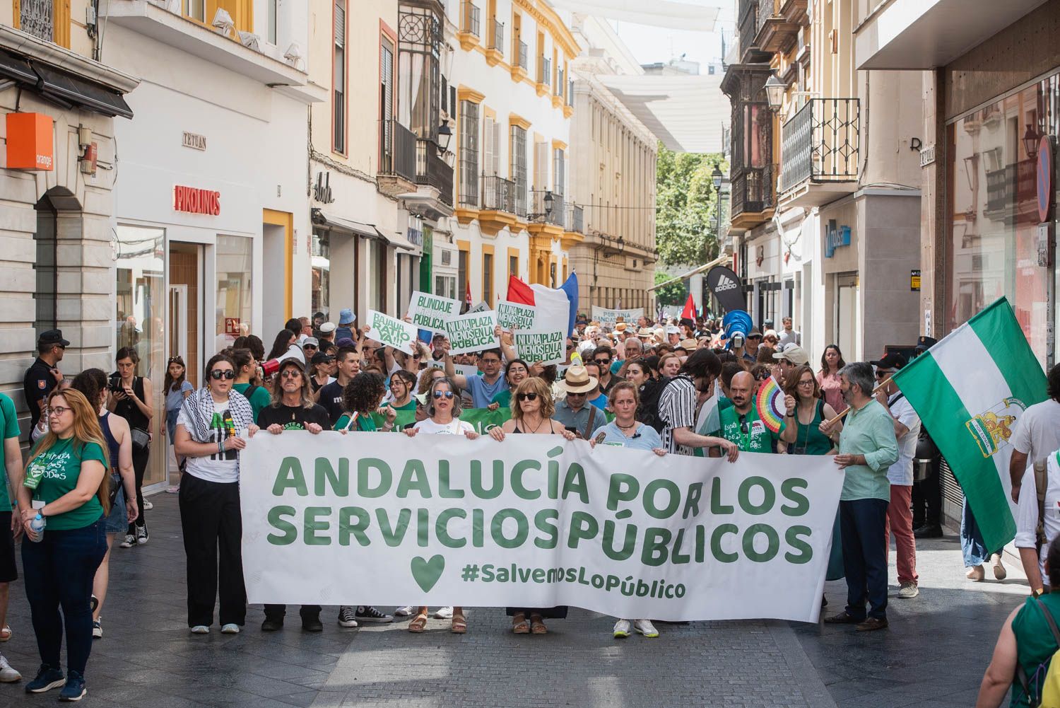 La manifestación de Sevilla por los servicios públicos, en imágenes
