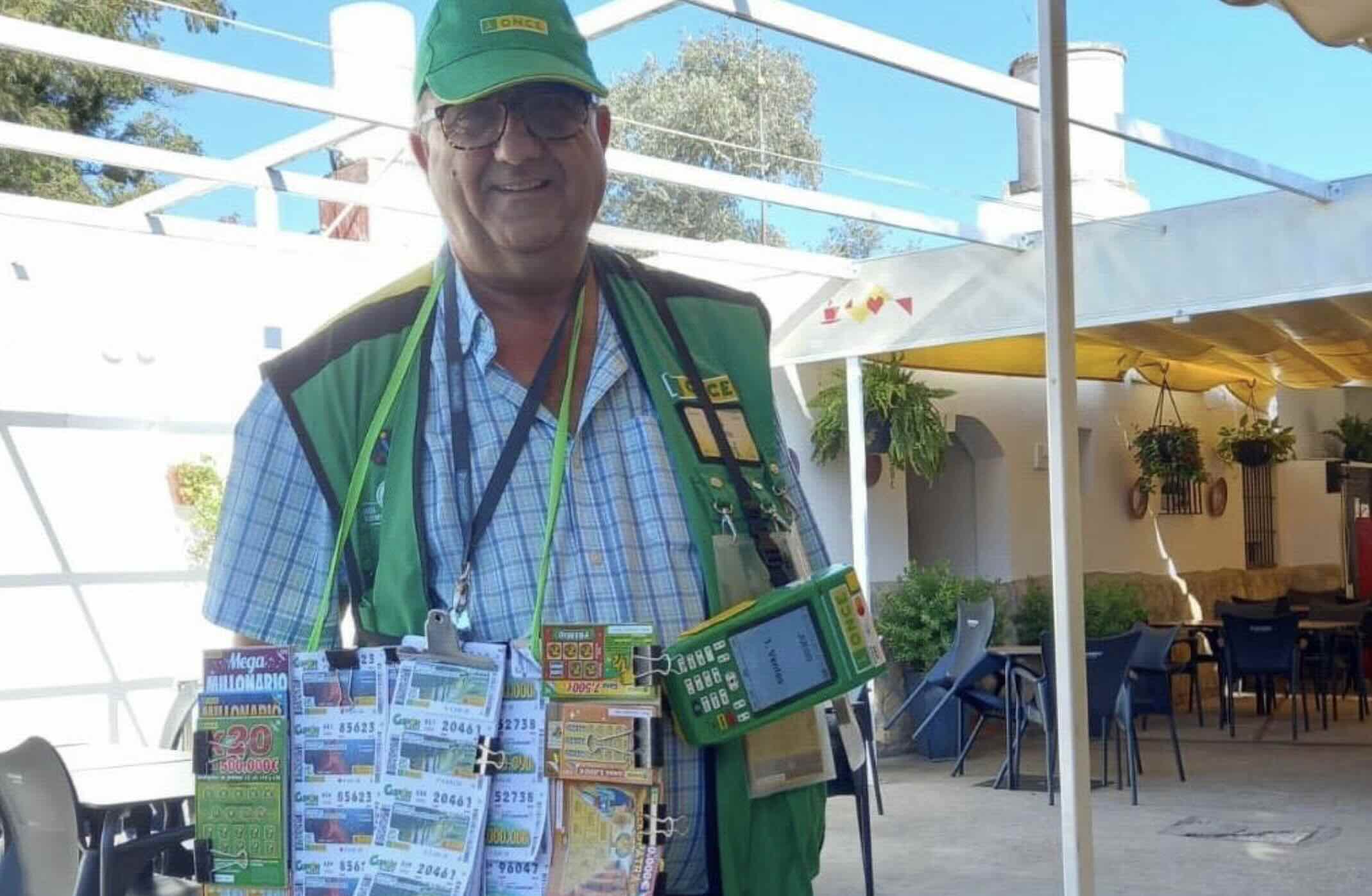 Antonio Infante, vendedor de la ONCE, en Vejer. 