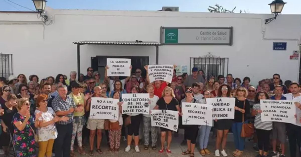 Vecinos de Guillena, en una imagen de archivo de una protesta contra los recortes en los servicios médicos.