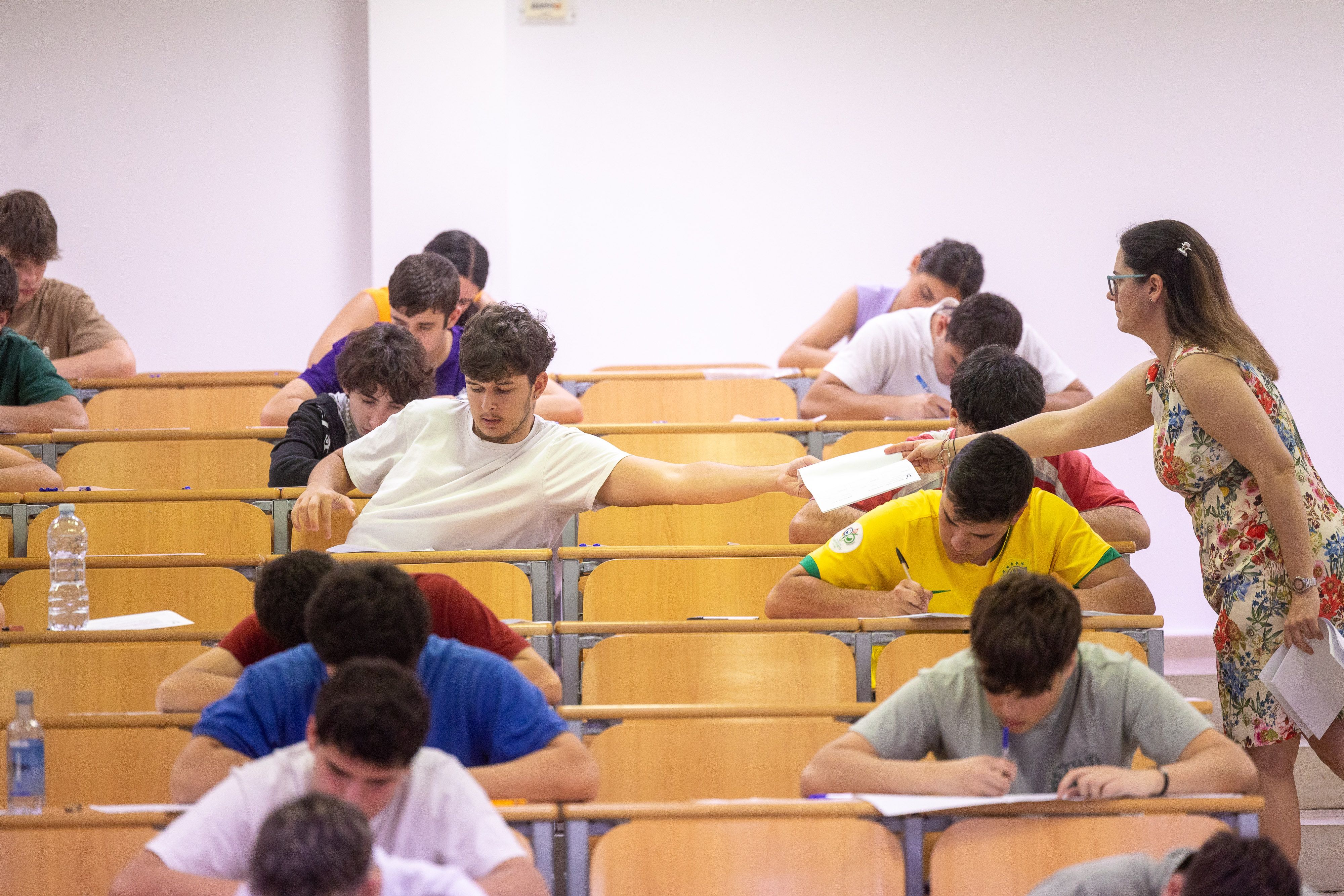Varios estudiantes se examinan de la PEvAU, Prueba de Evaluación de Bachillerato para el Acceso a la Universidad.