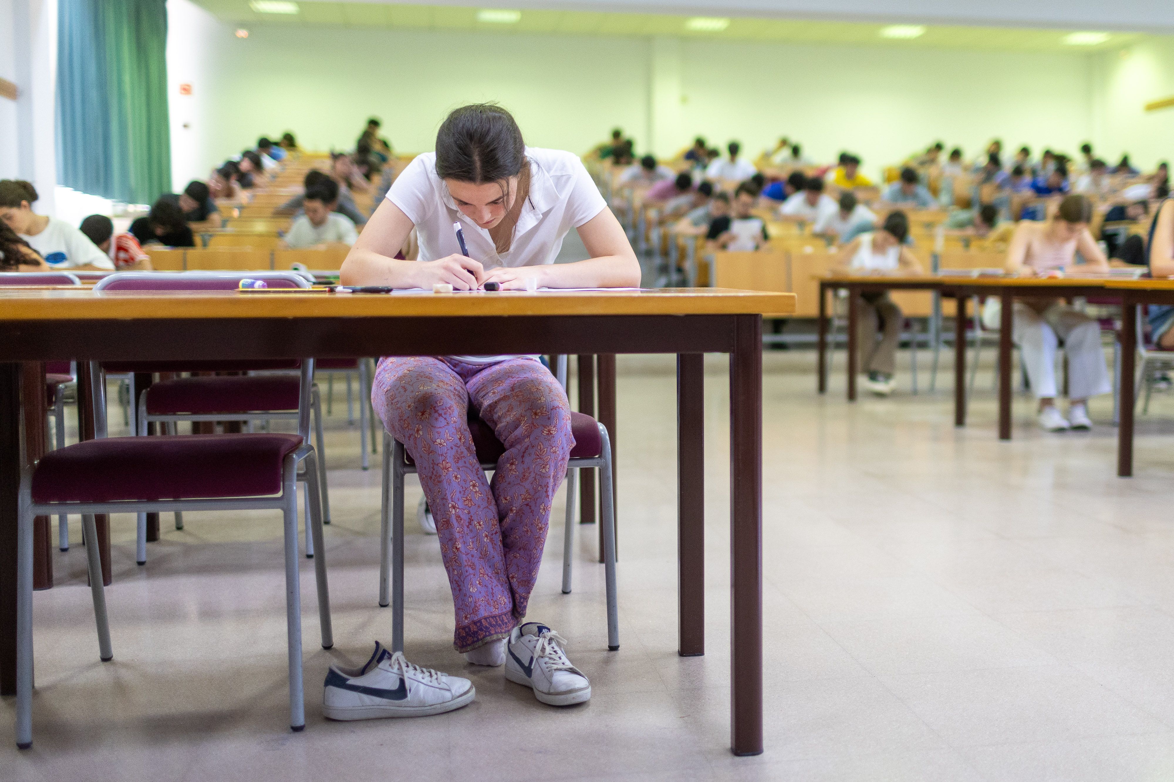 Una estudiante realiza uno de los exámenes de la primera jornada de la PEVaU en Cádiz.