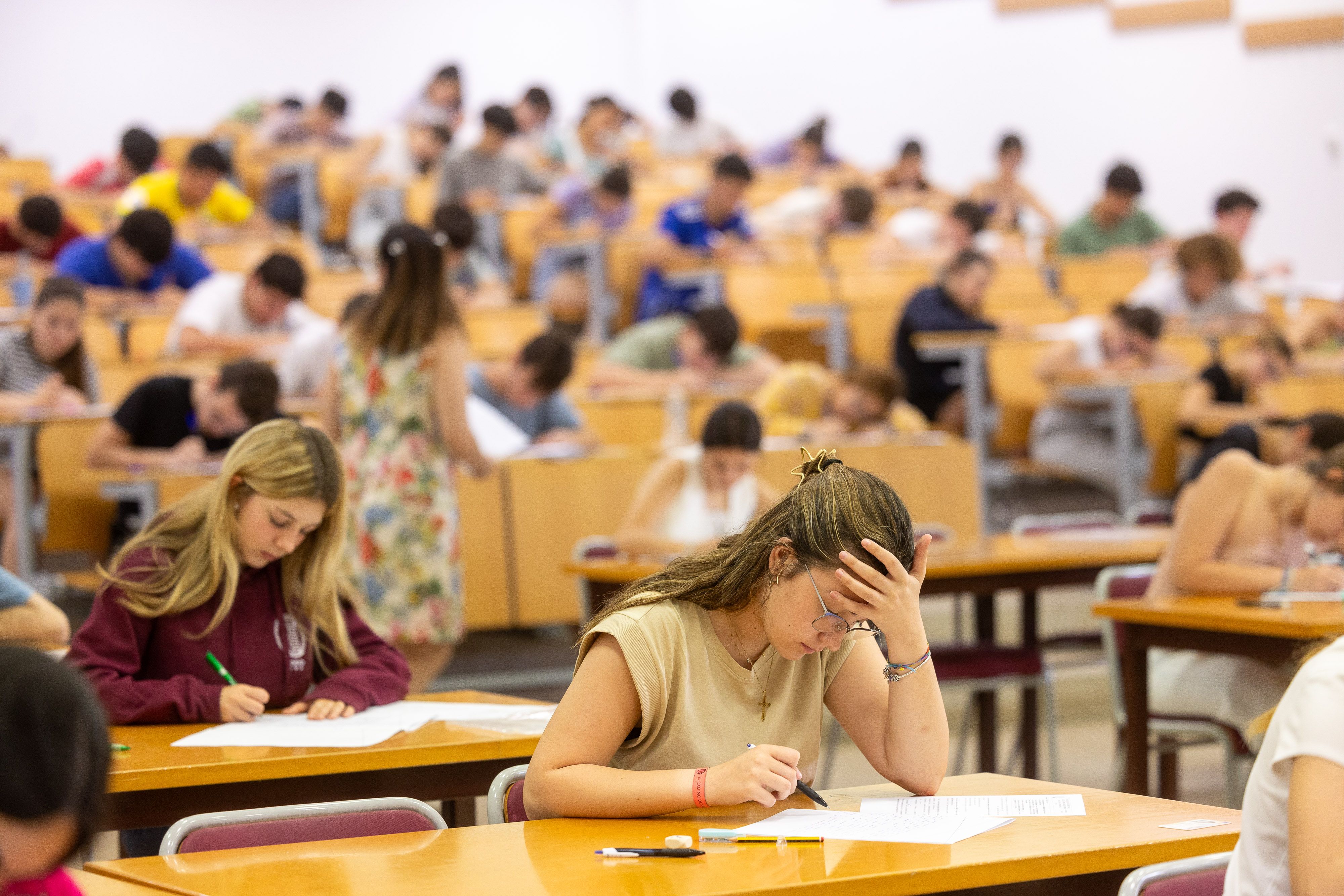 Estudiantes en un aula durante la realización de un ejercicio en la pasada Selectividad (PEvAU), este mismo mes.