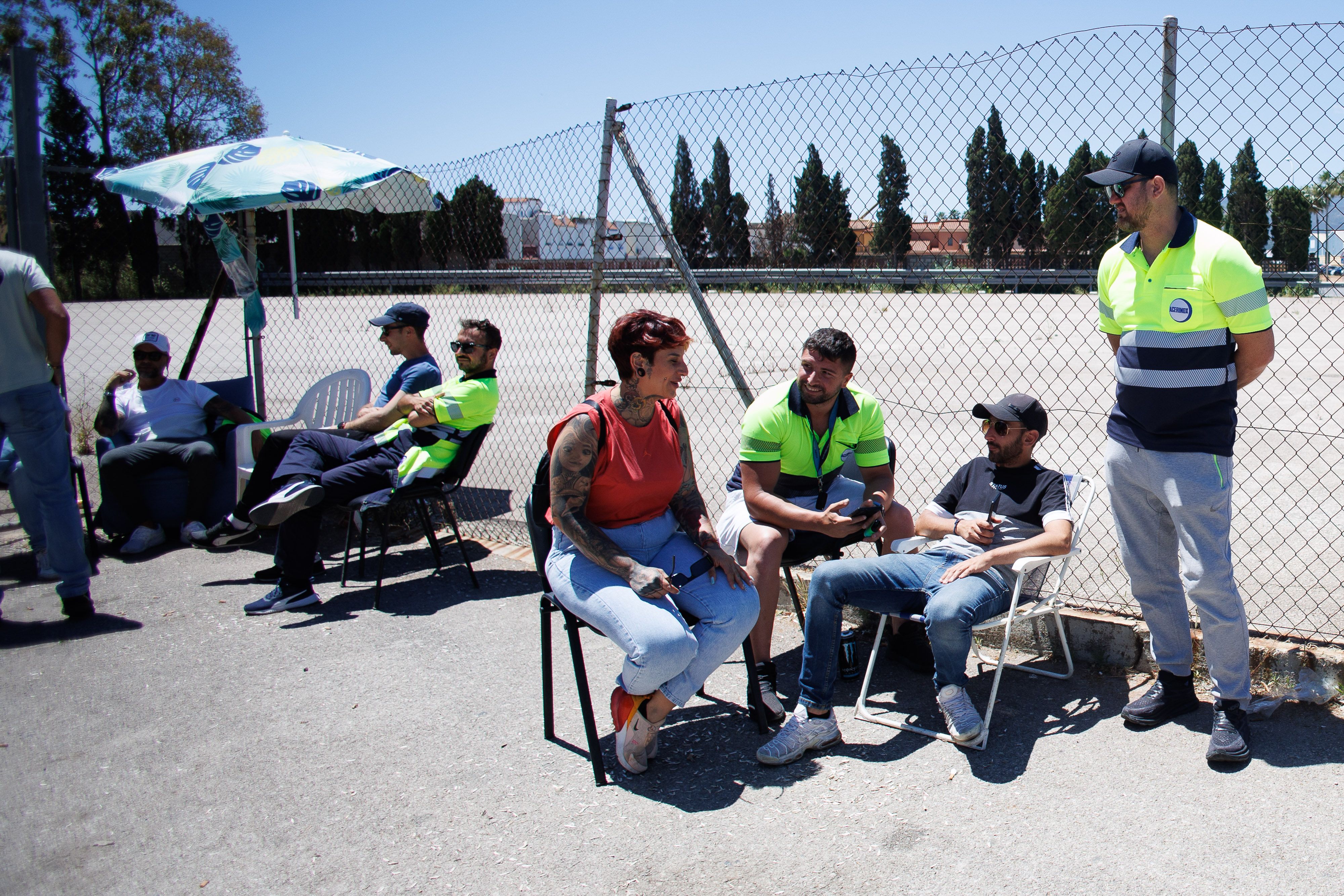 Acerinox: cuatro meses a la espera de soluciones. Imagen reciente de grupos de trabajadores en huelga.