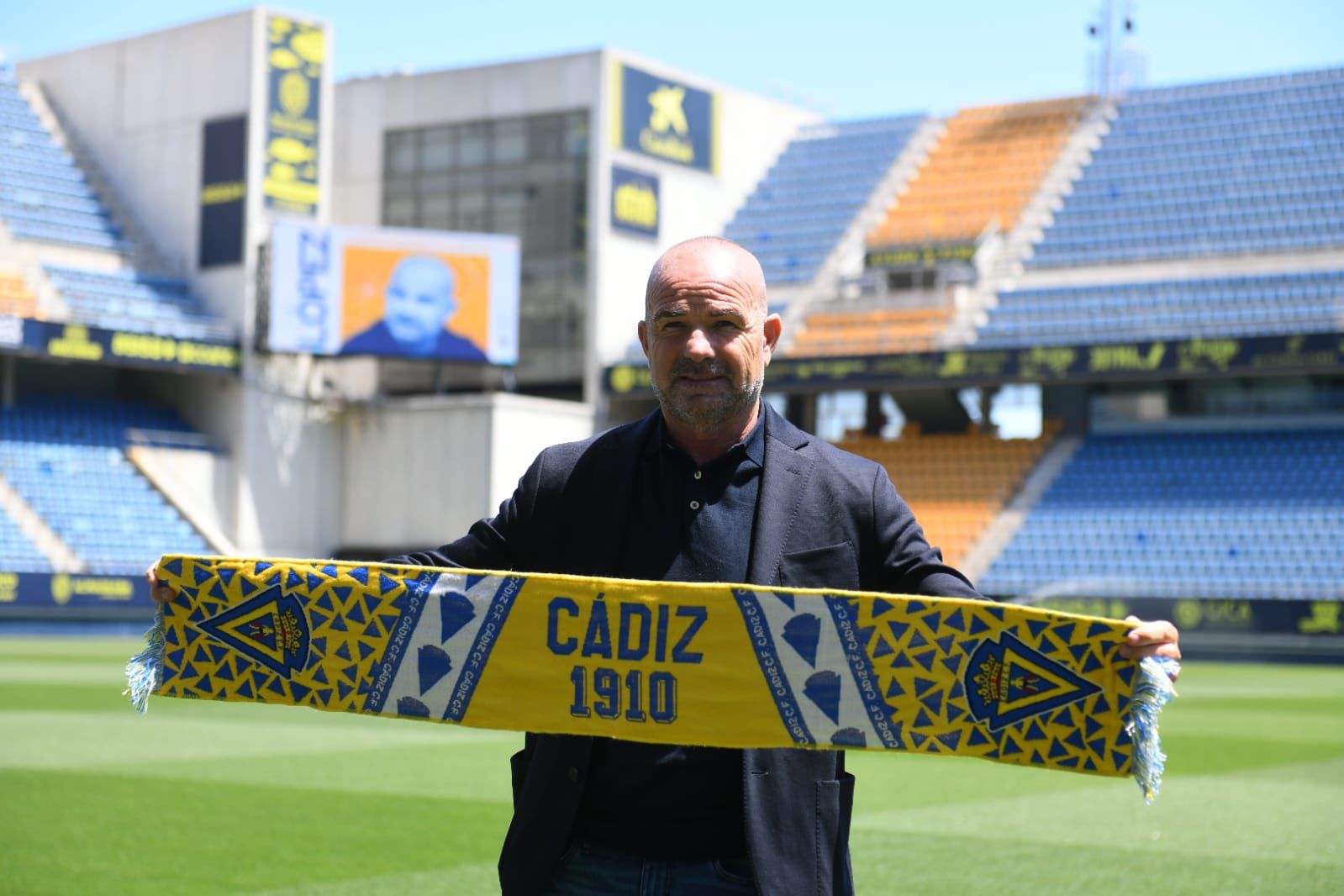 Paco López, posando con la bufanda del Cádiz después de su presentación como nuevo entrenador.