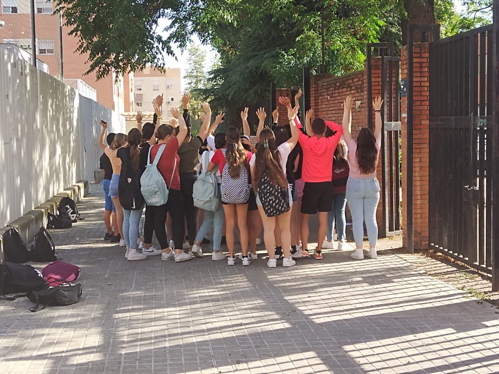 Alumnos del IES Tartessos protestan por las altas temperaturas.