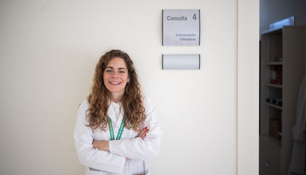 Paula García, especialista facultativo de medicina interna, en la puerta de la consulta. 