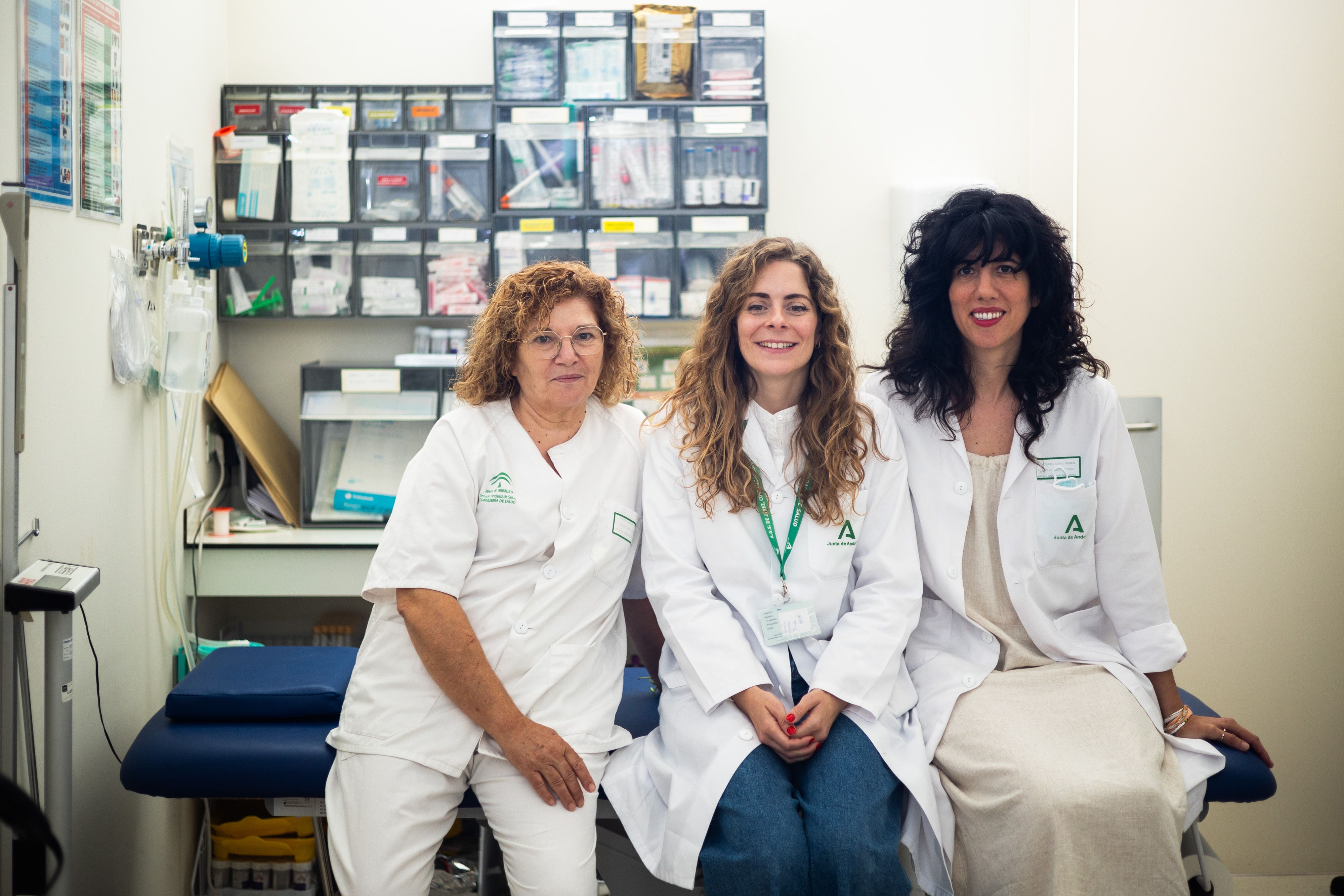 María José Lozano, Paula García y Patricia Bancalero, parte del equipo de la consulta de VIH del Hospital Universitario de Jerez.