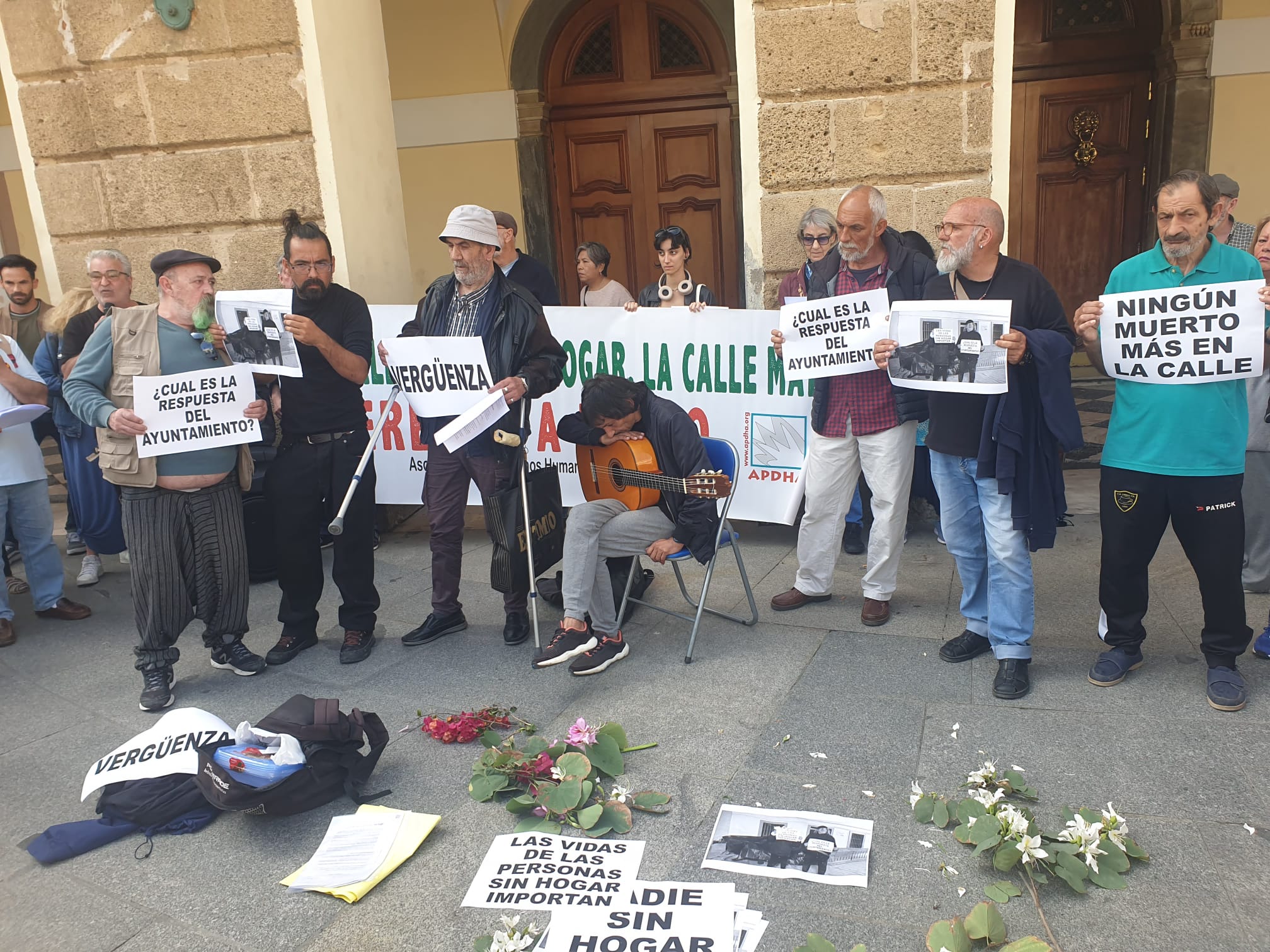 Concentración en favor de las personas sin hogar ante el Ayuntamiento de Cádiz.