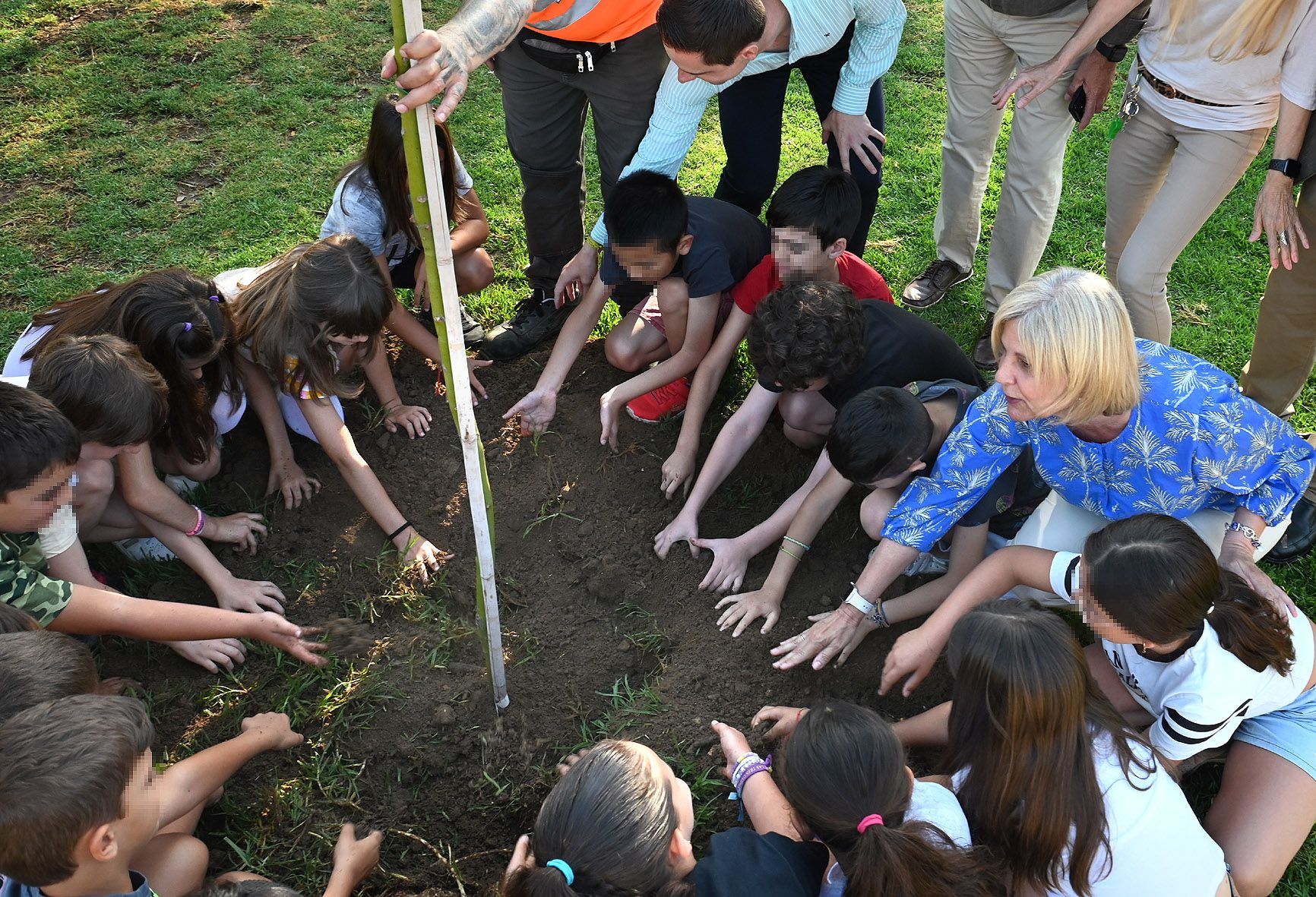 Parque de Educación Medioambiental. La alcaldesa y escolares en la plantación de árboles en El Retiro.