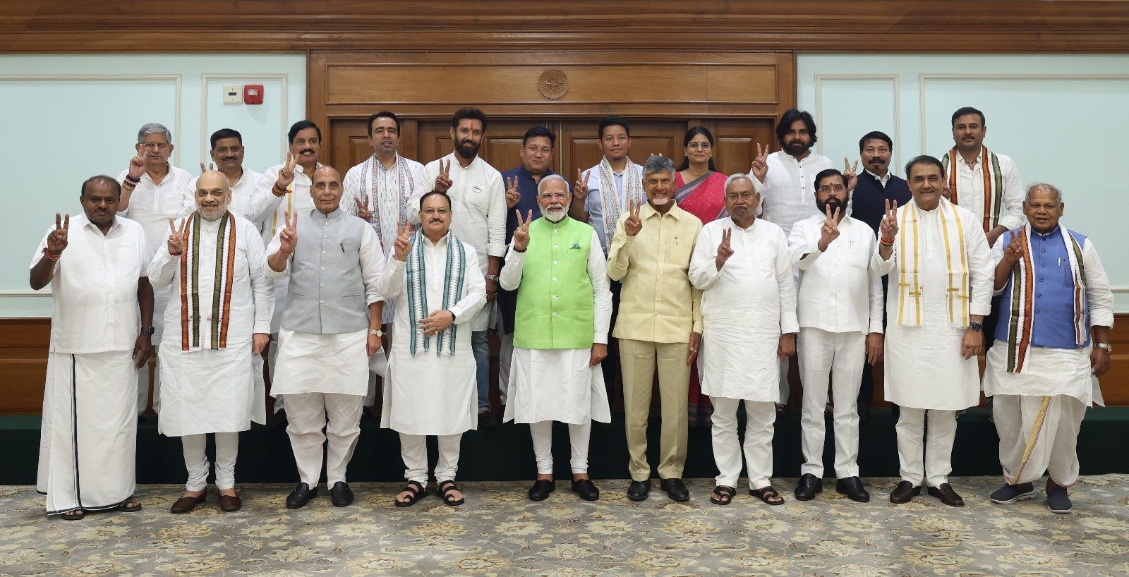 Narendra Modi posa junto a sus socios tras celebrarse las elecciones en la India.