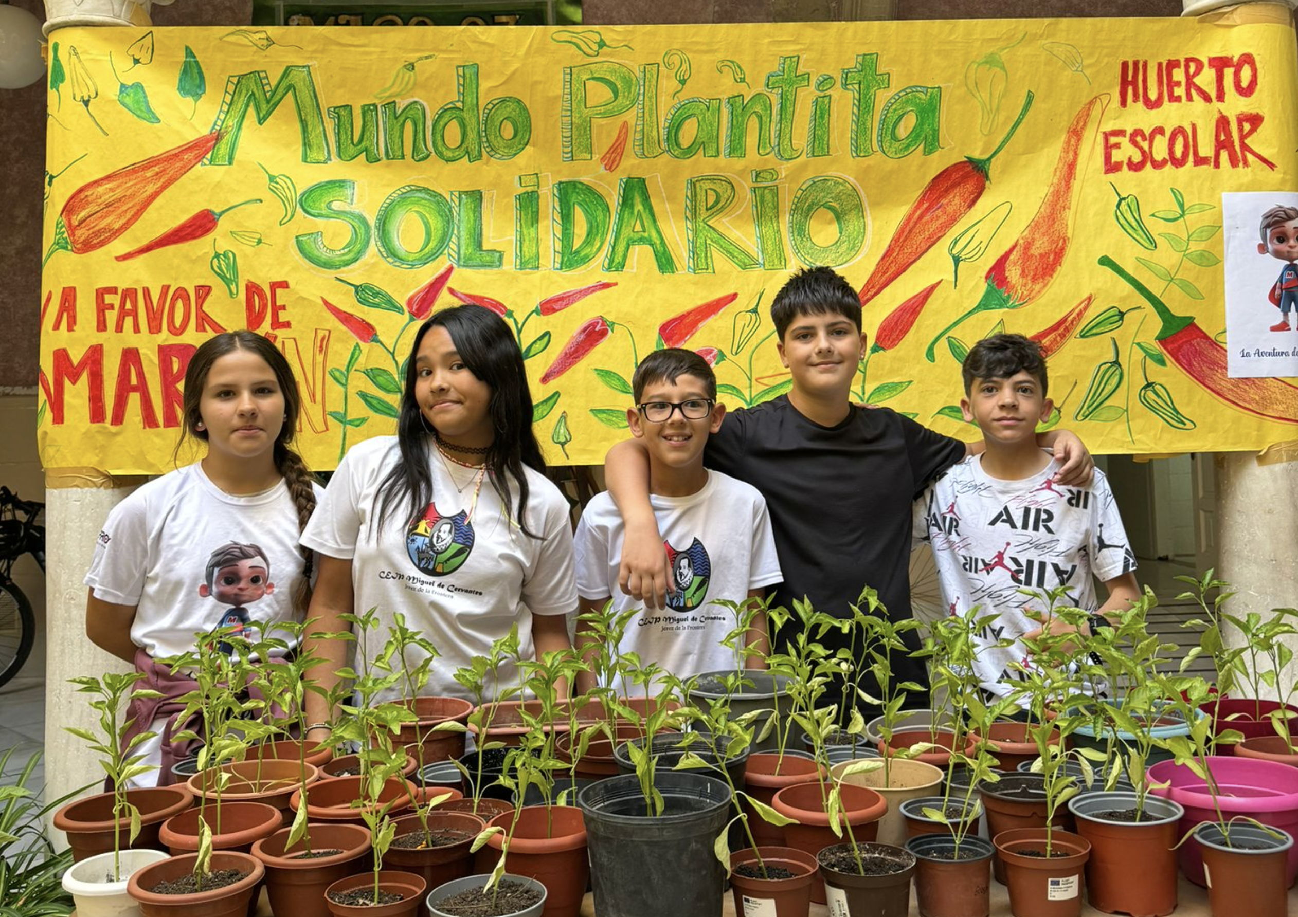 Algunos alumnos y alumnas participantes en la actividad Mundo plantita solidario del CEIP Miguel de Cervantes de Jerez.