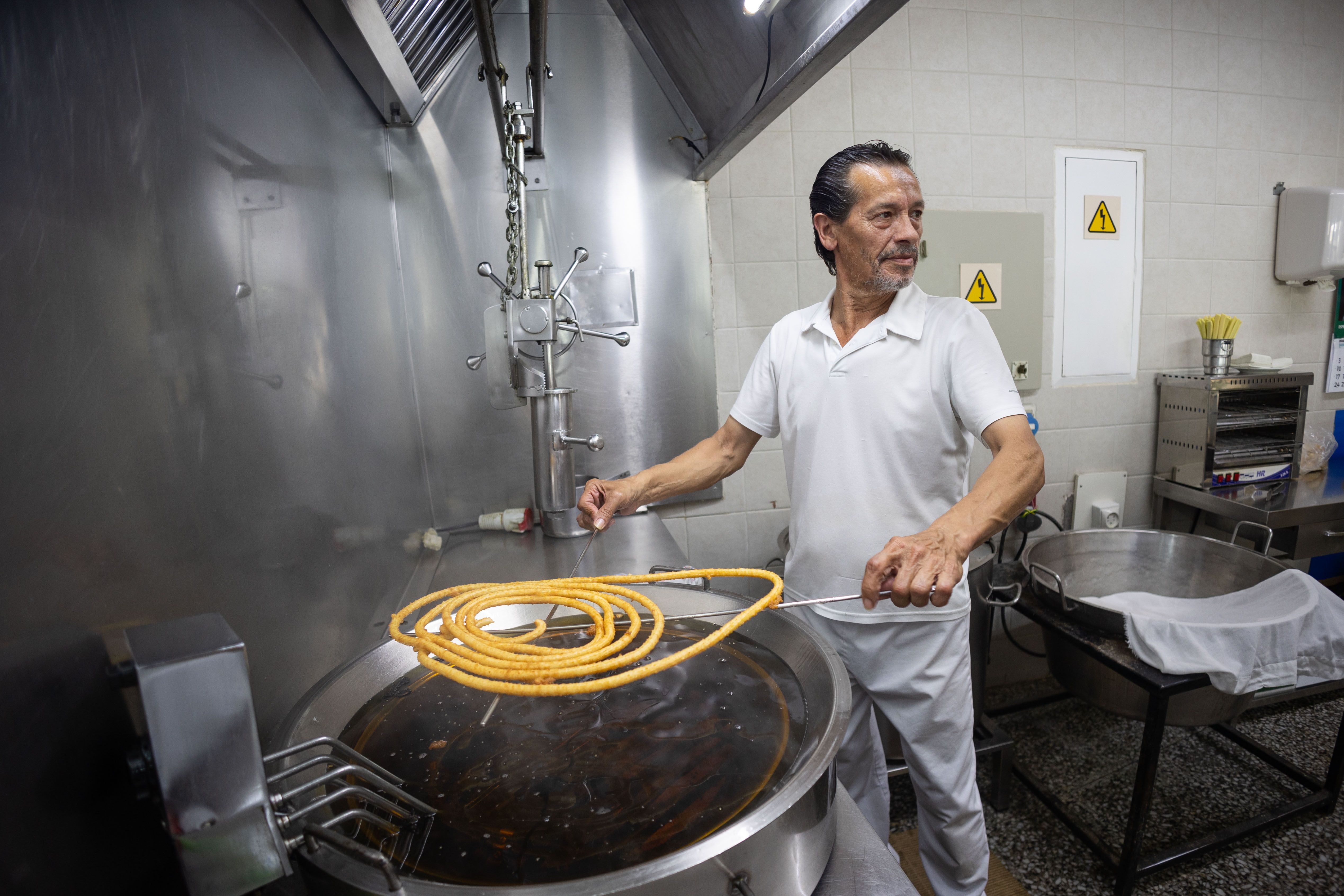 Antonio, cuatro décadas haciendo los churros más finos y crujientes de Jerez.