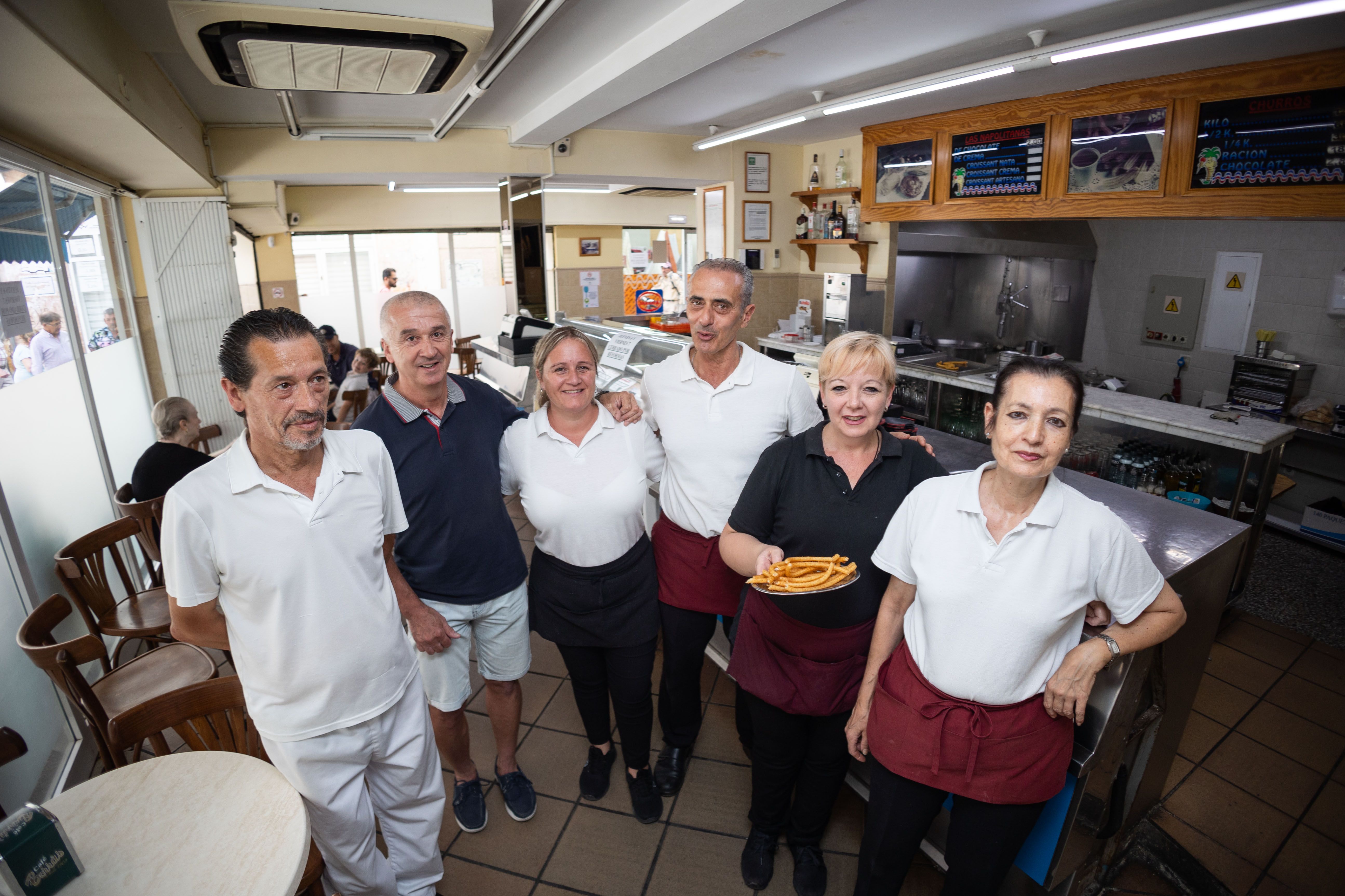 Antonio churrero, Jesús, Natalia, Antonio camarero, Patri y Pepi, posan para lavozdelsur.es con el plato estrella de la churrería Julio Alacant.