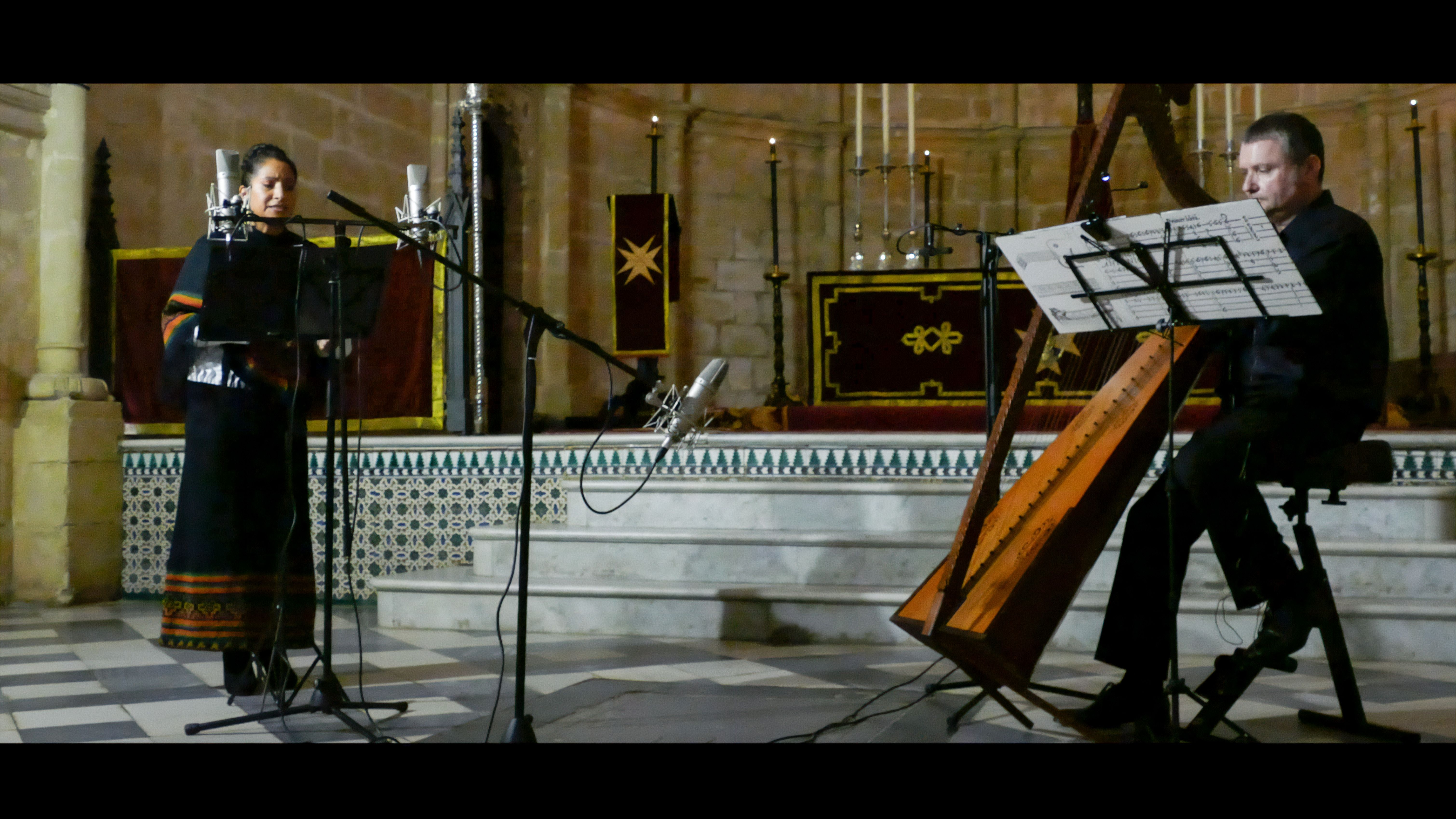 Primer disco de música clásica. El dúo de arpa y voz durante la grabación en San Juan de los Caballeros.