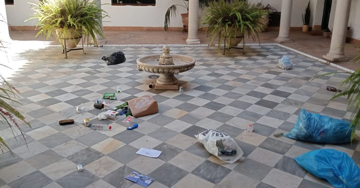 Un patio de un edificio de Sevilla de pisos turísticos en Sevilla lleno de basura.