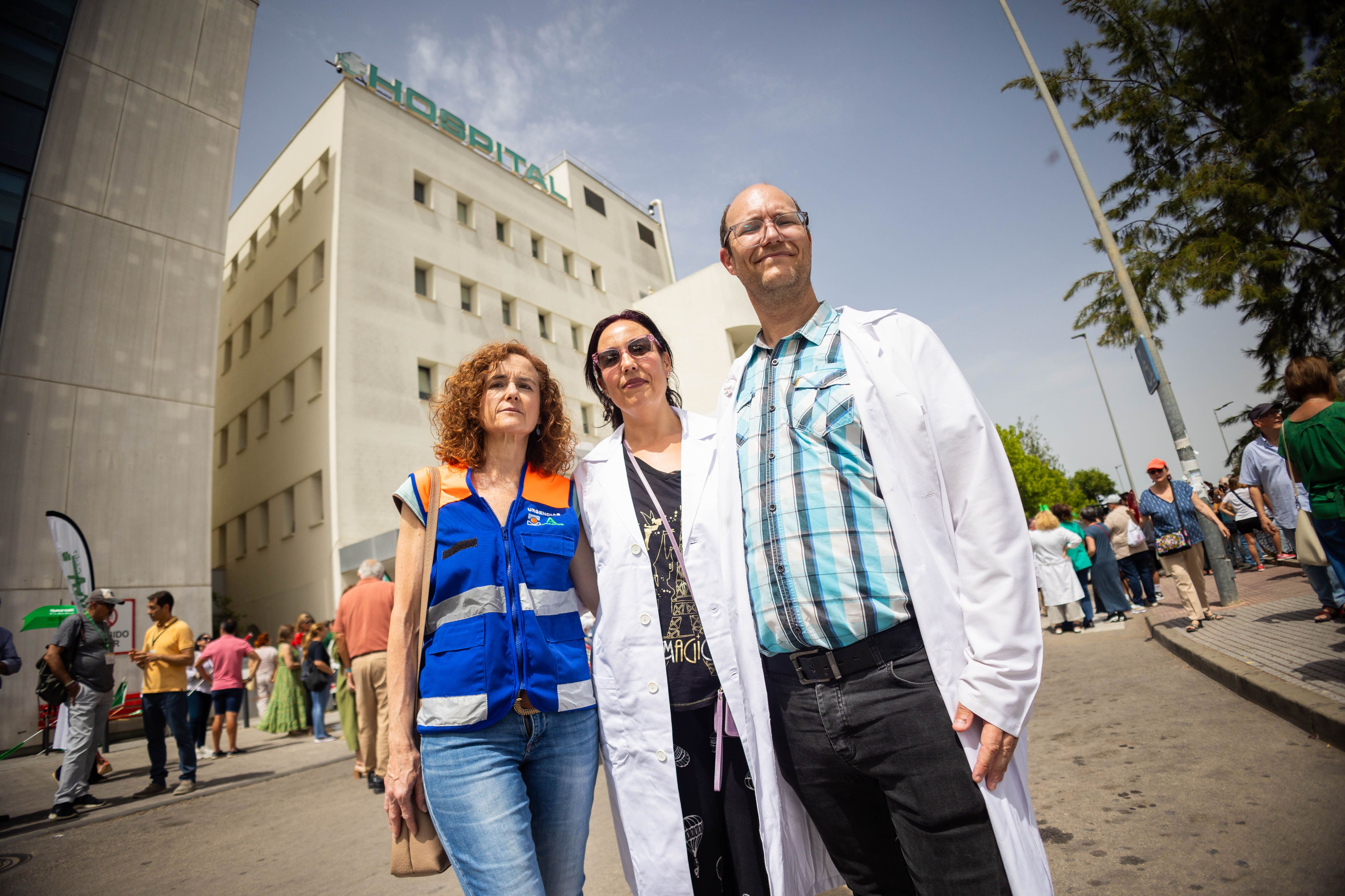 Nuria, Vanessa y José Carlos, enfermera, médica de familia y hematólogo, se sinceran sobre la situación del sistema sanitario y su día a día en el Servicio Andaluz de Salud, con el Hospital de Jerez al fondo.