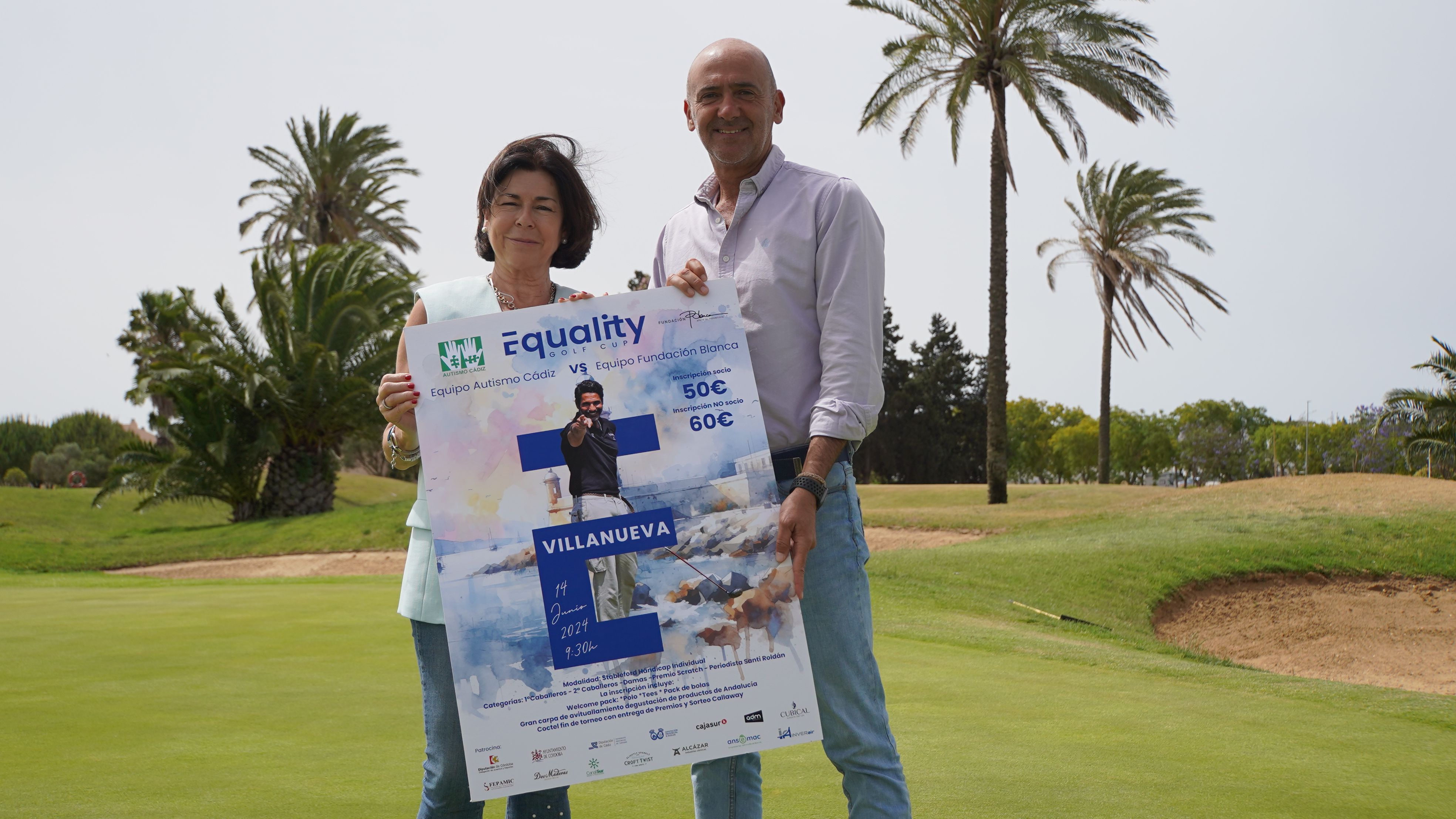 Representantes de Autismo Cádiz con el cartel del evento.